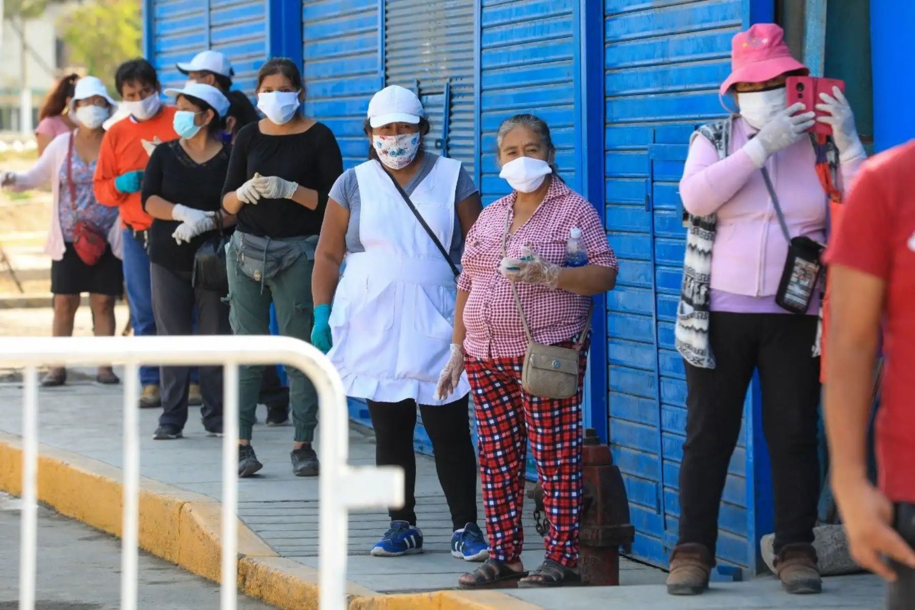En acción articulada con el Municipio de San Juan de Lurigancho y las fuerzas del orden, hoy se logró liberar el comercio ambulatorio en el Mercado "1 de Setiembre", a fin de evitar la aglomeración de personas y el riesgo de contagio de COVIDー19.
Foto: Produce