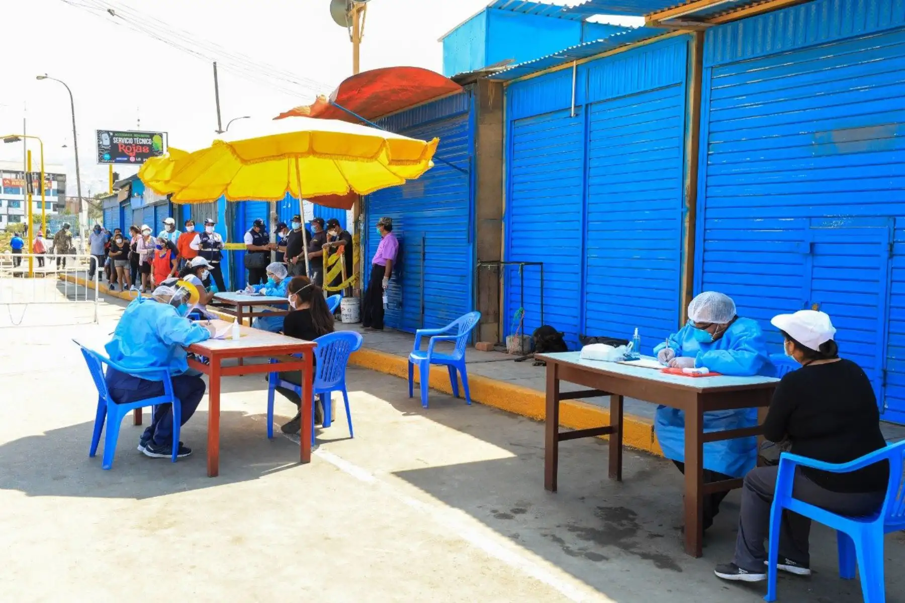 Comerciantes ambulantes son empadronados y pasan por pruebas de tamizaje, para ser reubicados bajo la propuesta de Produce con la instauración de mercados temporales, donde empezarán su proceso de formalización. Foto:Produce