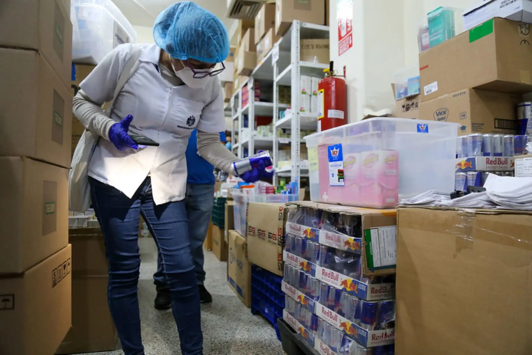 Fiscalizadores de la Municipalidad de Lima realizan labores de inspección en locales de Mesa Redonda que venden productos farmacéuticos