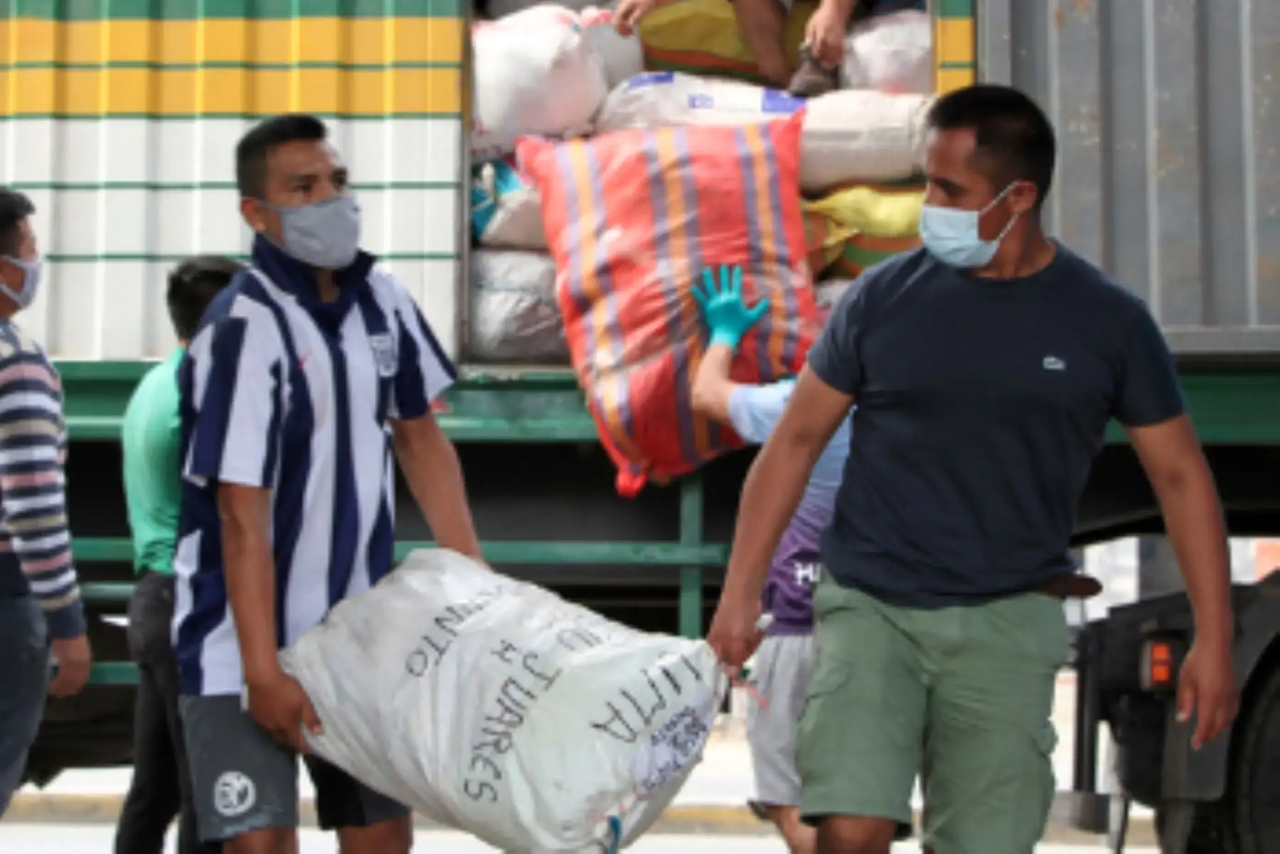 Más de 80 toneladas de alimentos originarios ya han llegado a hogares apurimeños que permanecen en Ica y Lima. Foto: ANDINA/Difusión