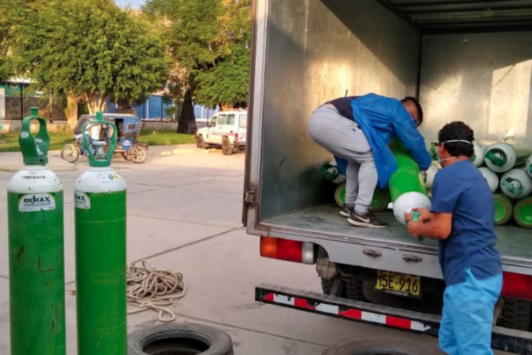 Tanques de oxígeno comprados en Cajamarca llegan a Chepén. ANDINA/Difusión