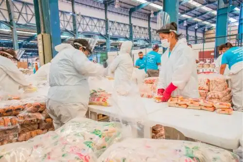 Hoy puso en manos de los alcaldes de Mi Perú y de La Punta 3,100 canastas,  para aliviar la crisis que atraviesan sus vecinos por el covid-19. Foto: Difusión