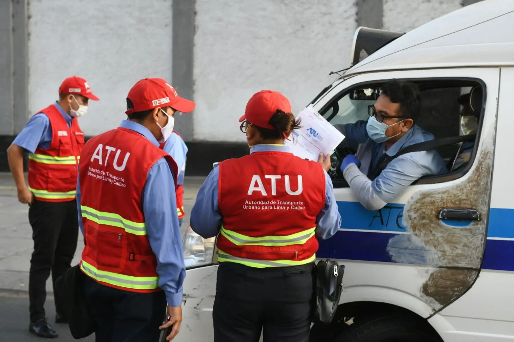Ministro de Transportes y Comunicaciones, Carlos Lozada lidera operativo de fiscalización en San Miguel y Miraflores  junto a la Autoridad de Transporte Urbano ( ATU)  y la Municipalidad de Lima  para garantizar la aplicación de protocolos sanitarios en unidades de transporte público.
Foto: MTC