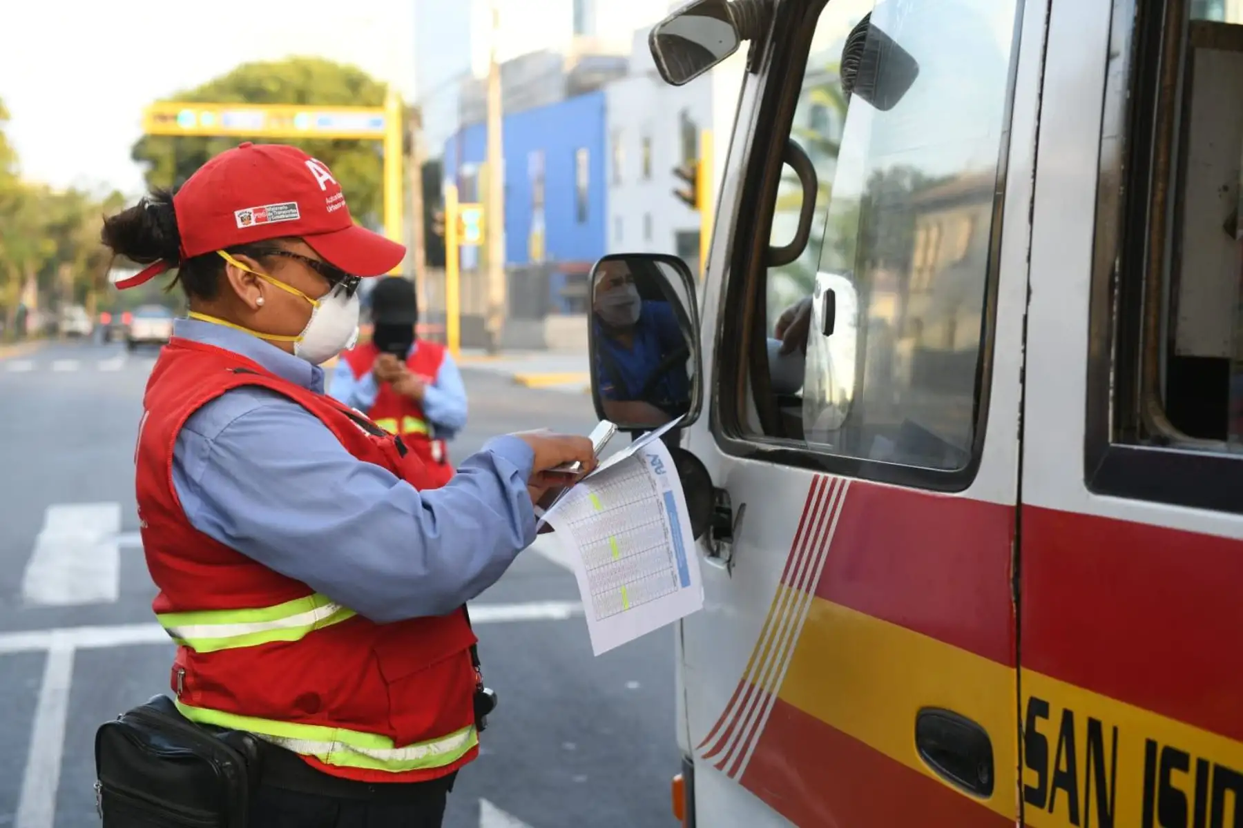 Ministro de Transportes y Comunicaciones, Carlos Lozada lidera operativo de fiscalización en San Miguel y Miraflores  junto a la Autoridad de Transporte Urbano ( ATU)  y la Municipalidad de Lima  para garantizar la aplicación de protocolos sanitarios en unidades de transporte público.
Foto: MTC