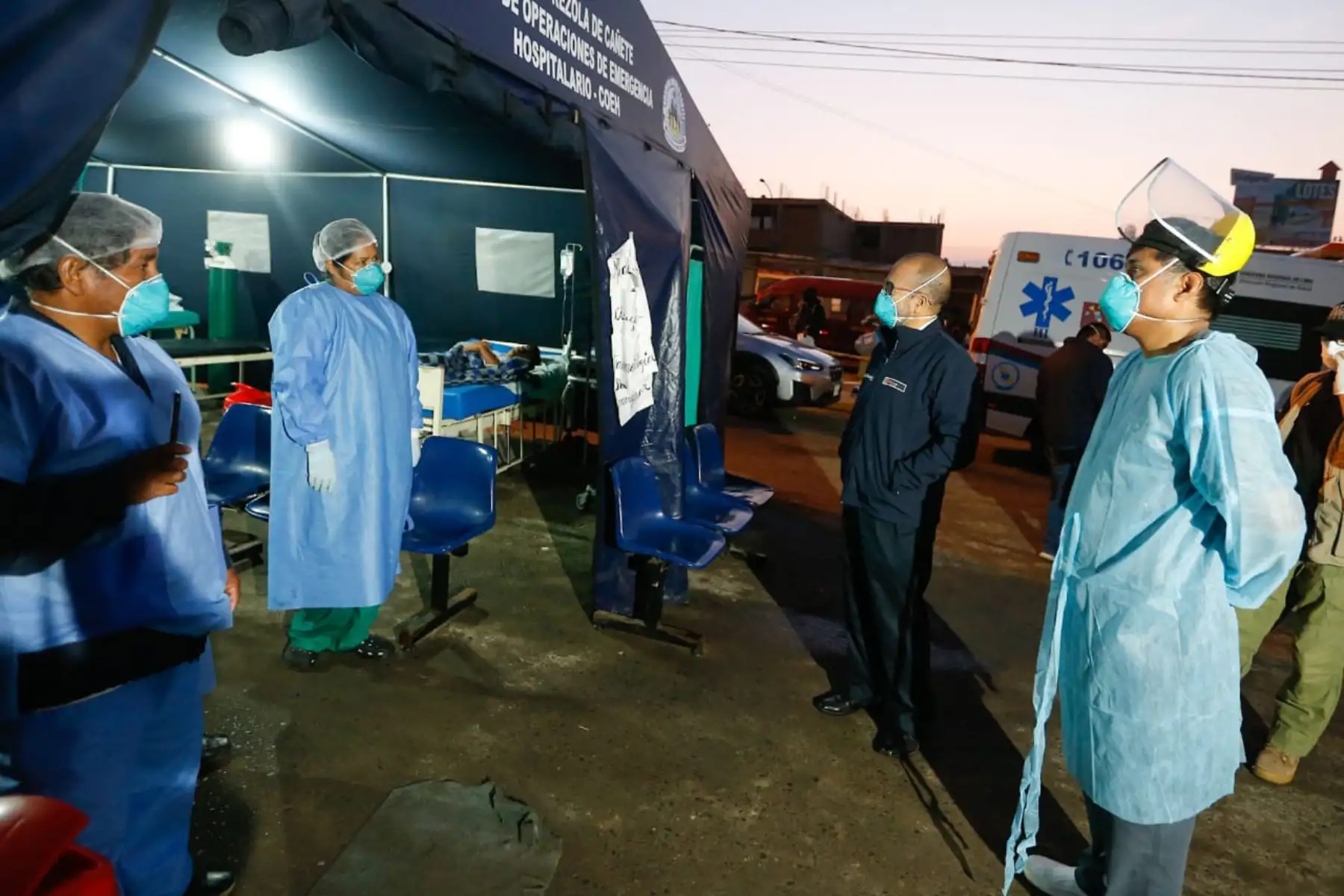 Ministro de Salud, Victor Zamora llega a Cañete para supervisar las condiciones y capacidad de atención del hospital de esta localidad y constatar que el personal de salud cuente con equipos de protección contra el COVID19.
Foto: MINSA