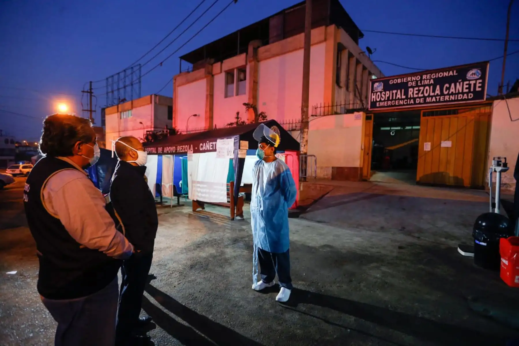 Ministro de Salud, Victor Zamora llega a Cañete para supervisar las condiciones y capacidad de atención del hospital de esta localidad y constatar que el personal de salud cuente con equipos de protección contra el COVID19.
Foto: MINSA