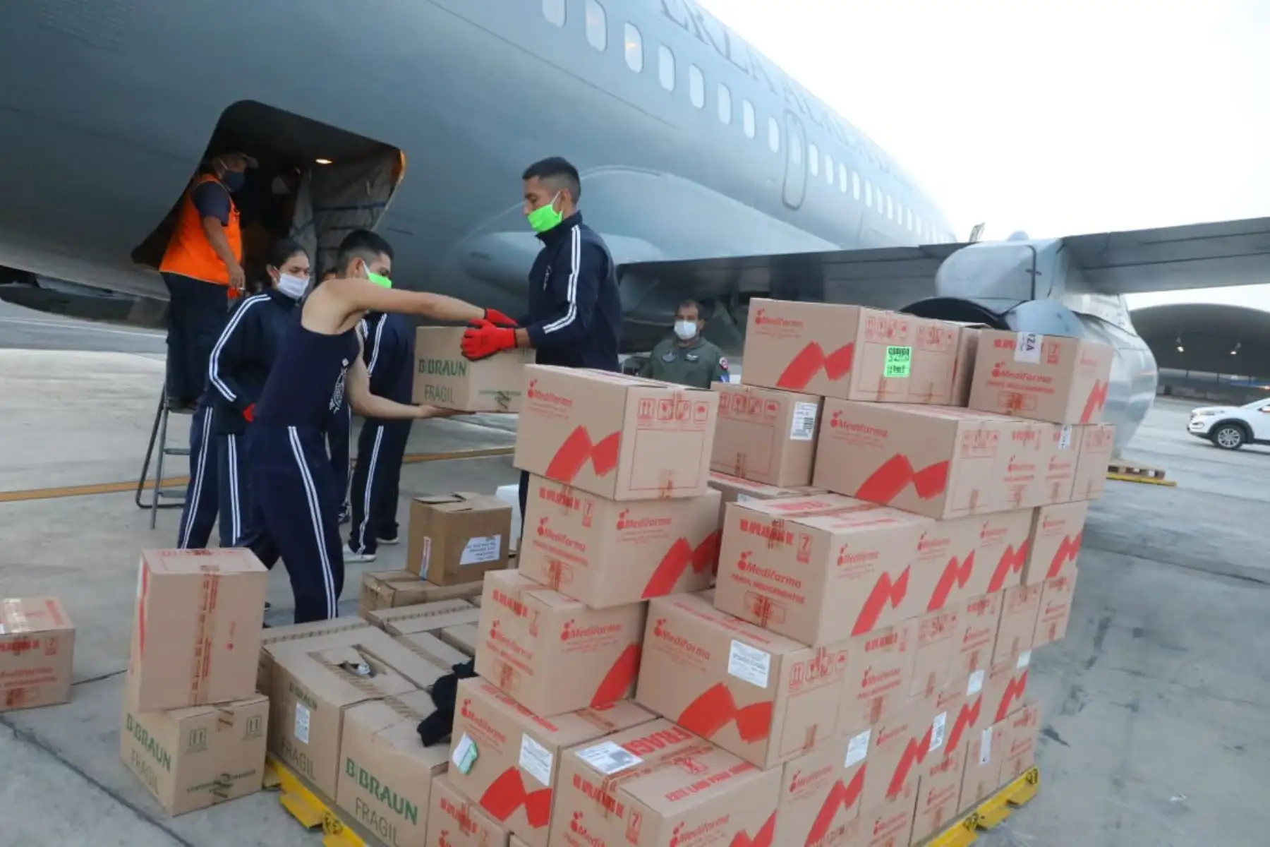 Ministra de Producción, Rocio Barrios lidera el traslado de material médico a Iquitos en tres vuelos con 5.5 toneladas de medicinas, 600 kg de equipos de protección, 104 balones de oxígeno llenos y 40 vacíos. 
Foto: Produce