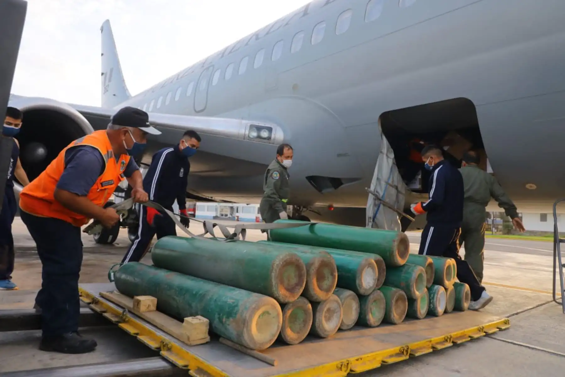 Ministra de Producción, Rocio Barrios lidera el traslado de material médico a Iquitos en tres vuelos con 5.5 toneladas de medicinas, 600 kg de equipos de protección, 104 balones de oxígeno llenos y 40 vacíos. 
Foto: Produce