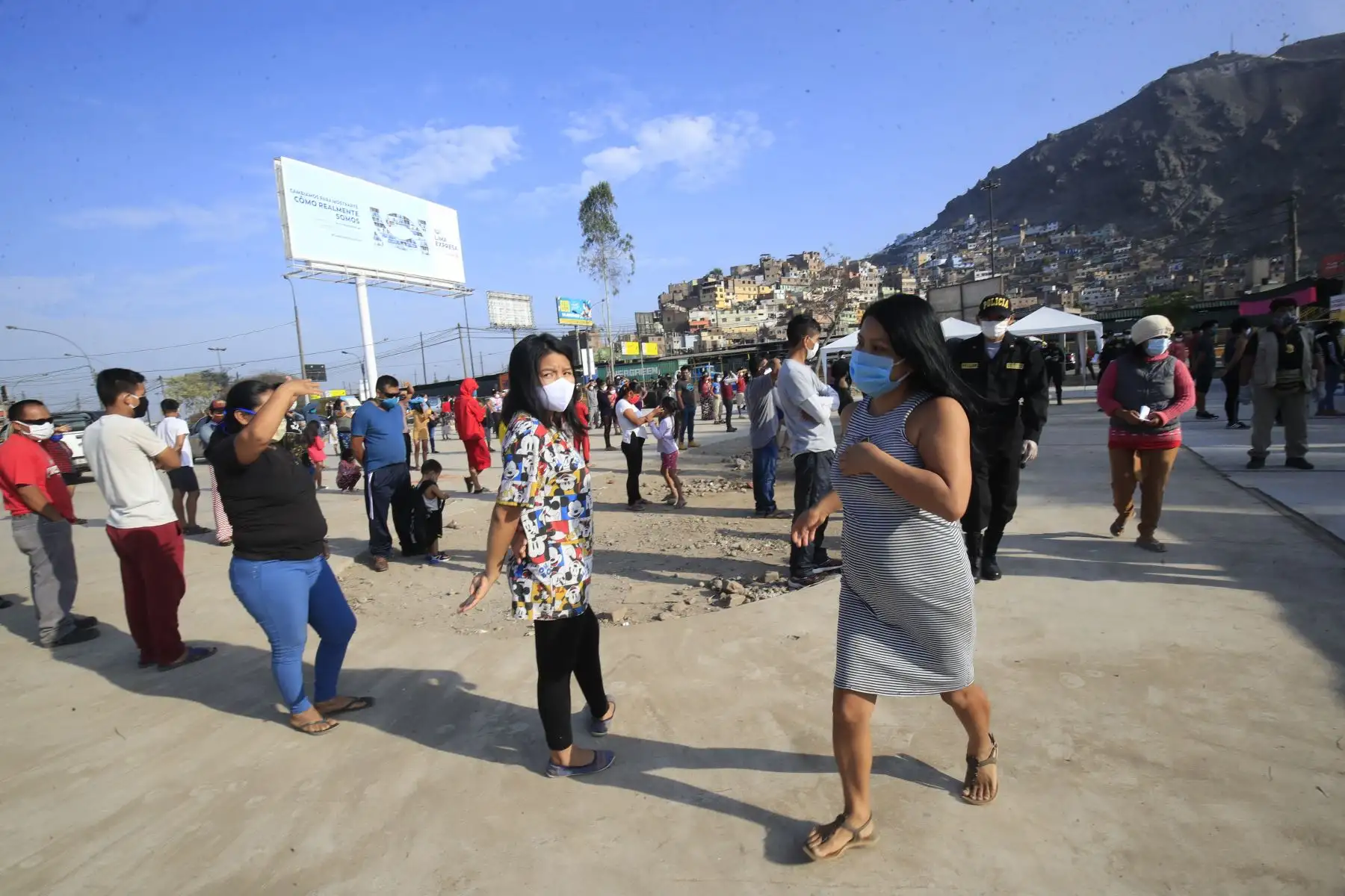Ministra de Cultura, Sonia Guillén, junto a Pilar Mazzetti, jefe del Comando Nacional de Operaciones Covid-19,verifican la aplicación de pruebas rápidas a miembros del pueblo indígena Shipibo-Konibo en Cantagallo. Foto: ANDINA/ Juan Carlos Guzman
