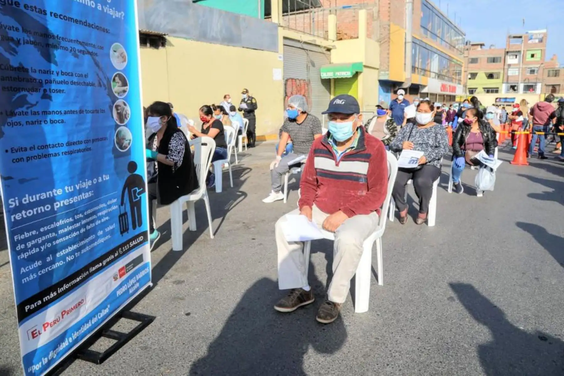 Viceministra de Políticas Agrarias del Ministerio de Agricultura, Paula Carrión supervisa la toma de pruebas COVID-19 en el mercado 3 de Enero del Callao.
Foto: Minagri