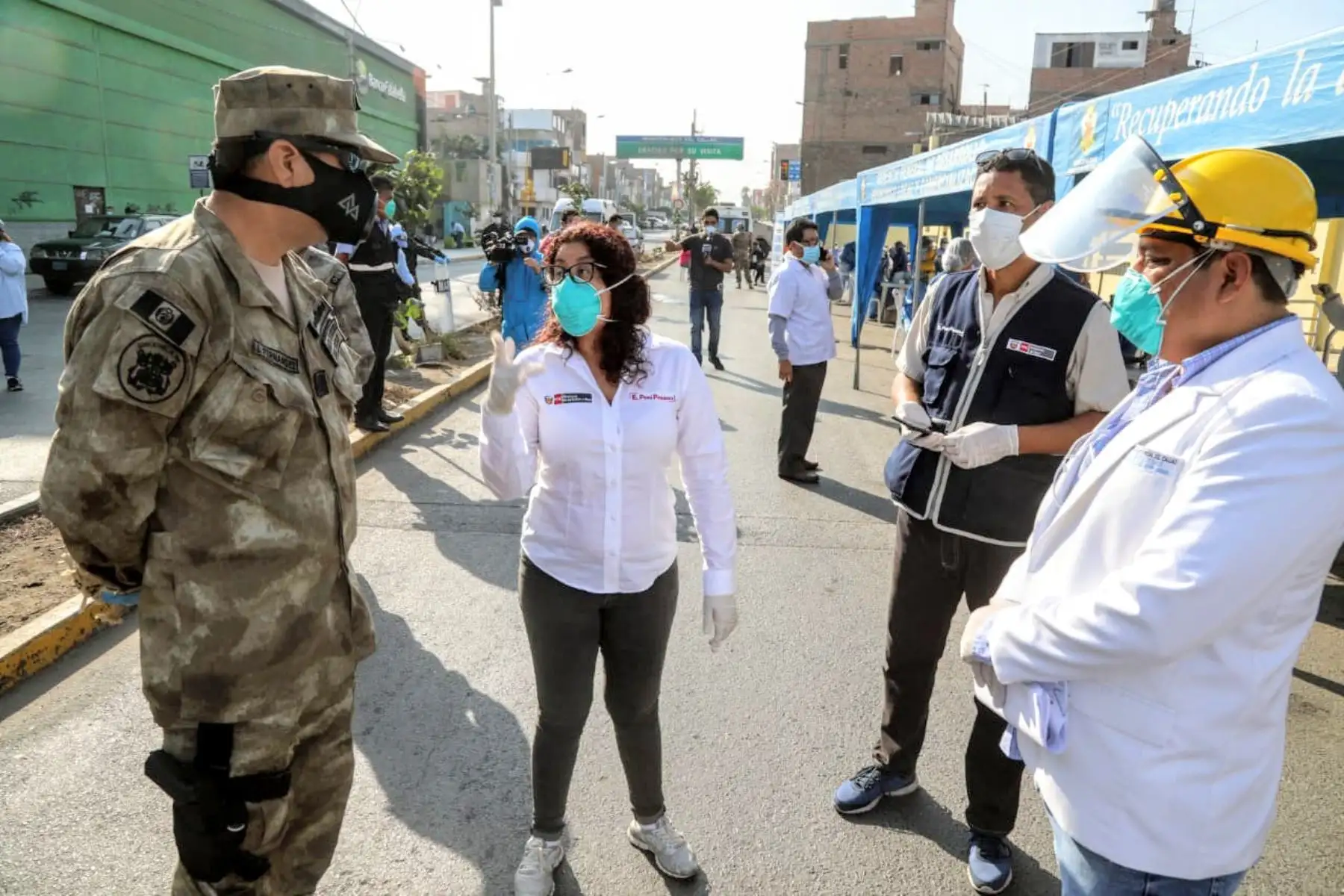 Viceministra de Políticas Agrarias del Ministerio de Agricultura, Paula Carrión supervisa la toma de pruebas COVID-19 en el mercado 3 de Enero del Callao.
Foto: Minagri