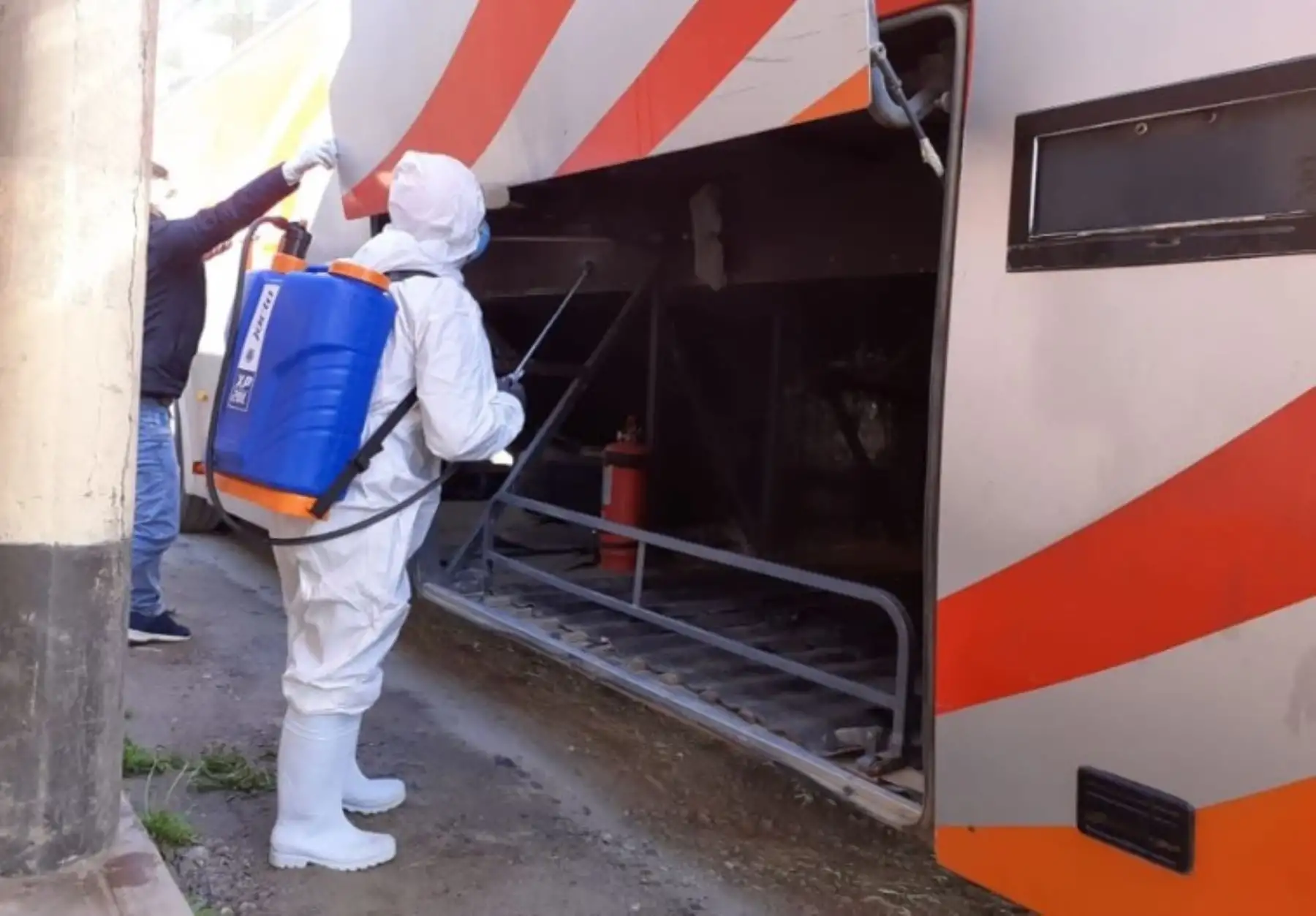 Las empresas de transporte terrestre y ferroviario de carga y mercancías, así como actividades conexas de ámbito nacional, deben limpiar y desinfectar sus vehículos antes de la prestación de la jornada diaria, así como proporcionar a los conductores y personal el equipo de protección personal,  como las mascarillas que son de uso obligatorio para trabajar.