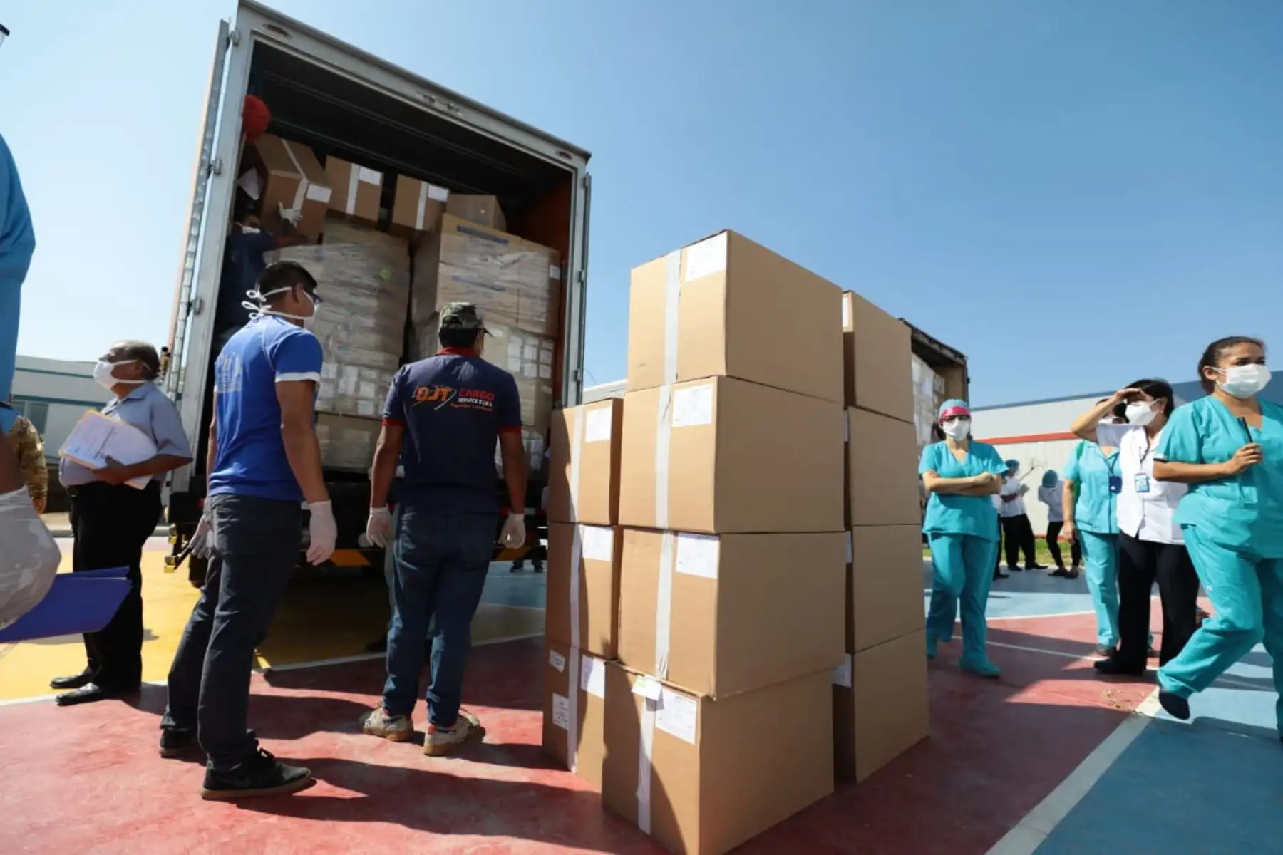 El presidente del Consejo de Ministros, Vicente Zeballos junto a la presidenta ejecutiva de EsSalud, Fiorella Molinelli llegan a la ciudad de Chiclayo con el objetivo de supervisar las acciones que se vienen realizando en la región Lambayeque para hacer frente al coronavirus.
Foto: Essalud