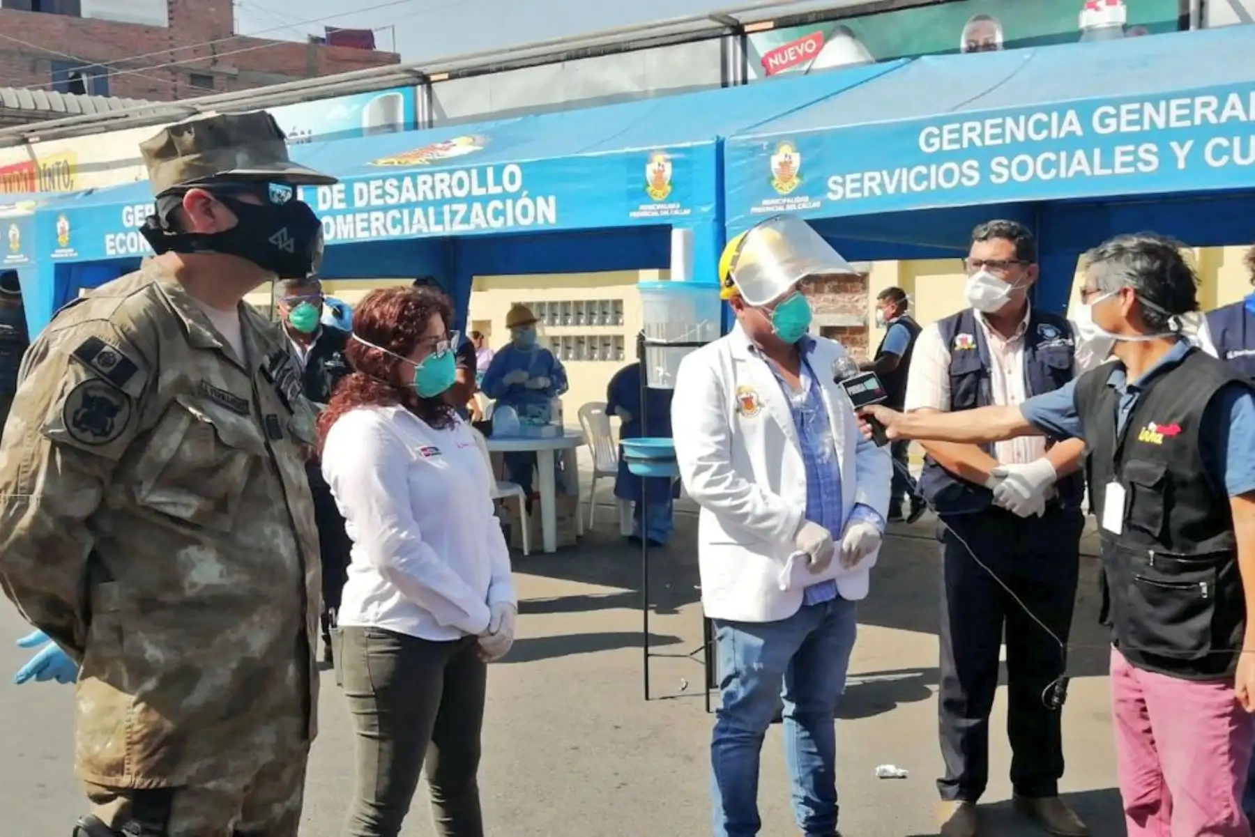 Viceministra de Políticas Agrarias del Ministerio de Agricultura, Paula Carrión supervisa la toma de pruebas COVID-19 en el mercado 3 de Enero del Callao. Foto: Minagri