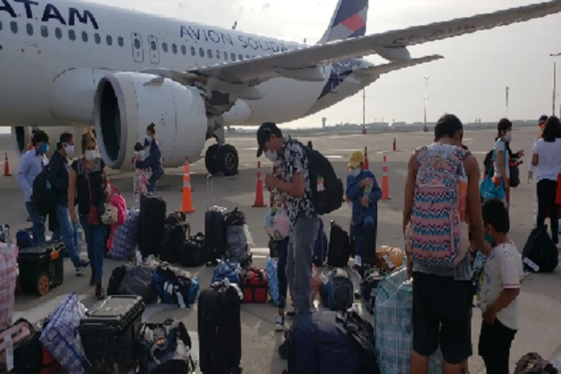 También se han movilizado a 42,634 pasajeros, 31,766 son extranjeros trasladados hacia sus países de origen y 10,868 son peruanos que retornaron a nuestro país.