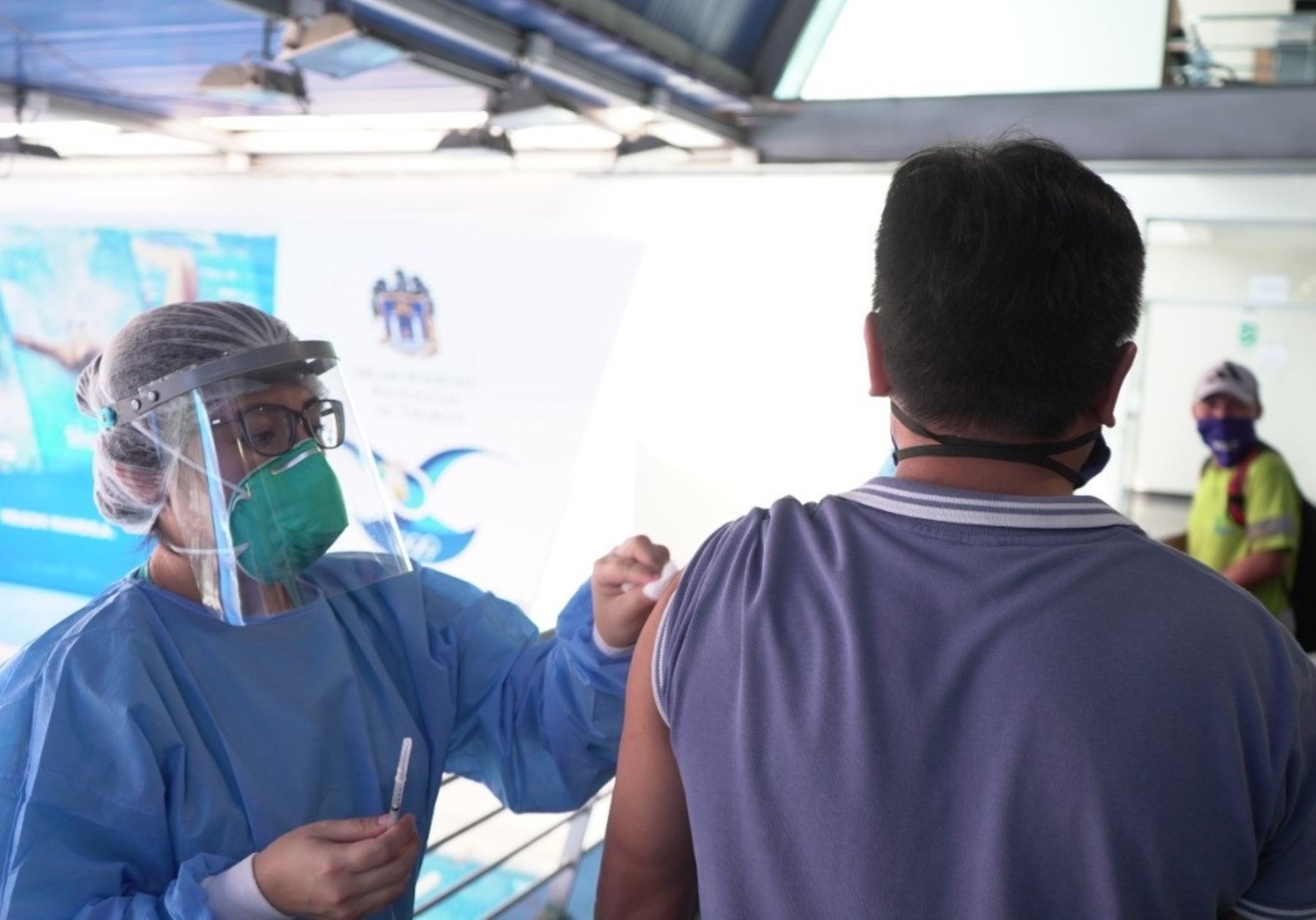 Brigadistas de Salud de La Libertad inmunizan contra el neumococo a los trabajadores de limpieza de la provincia de Trujillo. ANDINA/Difusión