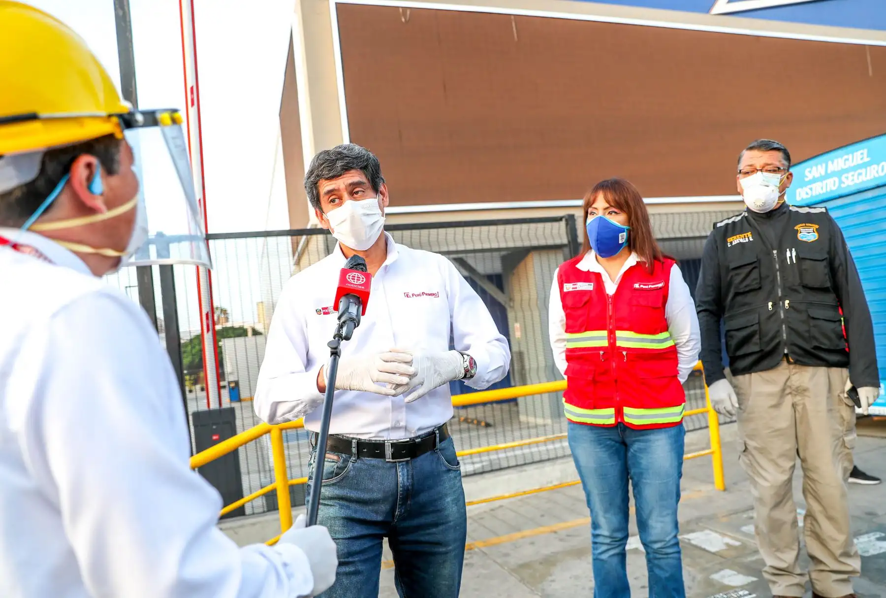 Ministro de Transportes y Comunicaciones, Carlos Lozada lidera operativo de fiscalización en San Miguel y Miraflores  junto a la Autoridad de Transporte Urbano ( ATU)  y la Municipalidad de Lima  para garantizar la aplicación de protocolos sanitarios en unidades de transporte público.
Foto: MTC