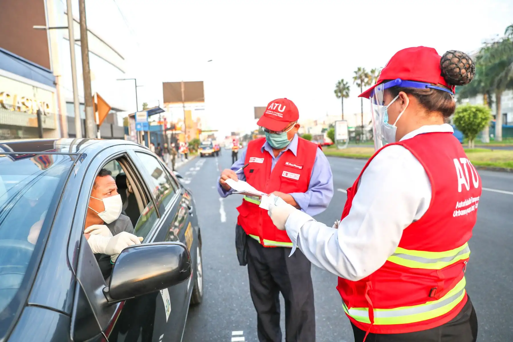 Ministro de Transportes y Comunicaciones, Carlos Lozada lidera operativo de fiscalización en San Miguel y Miraflores  junto a la Autoridad de Transporte Urbano ( ATU)  y la Municipalidad de Lima  para garantizar la aplicación de protocolos sanitarios en unidades de transporte público.
Foto: MTC