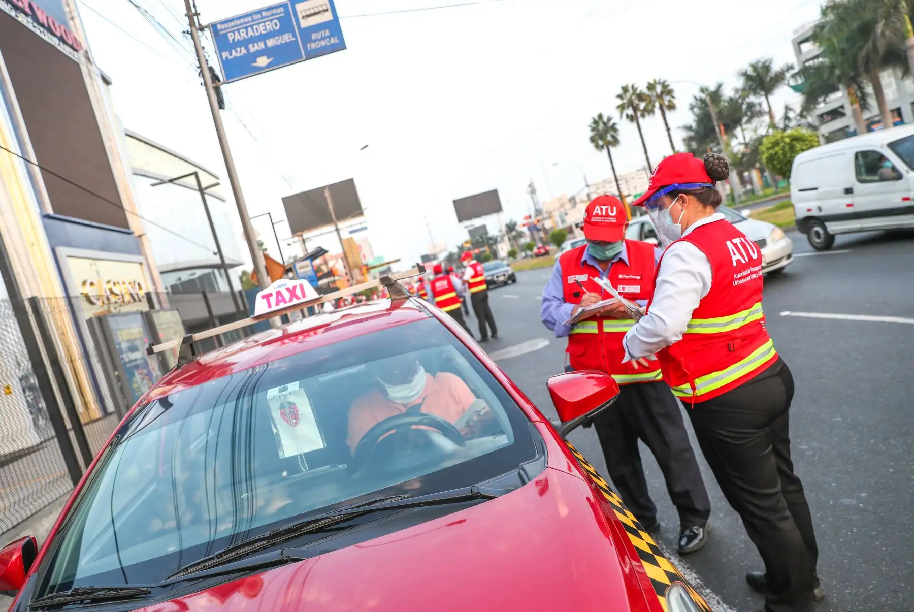 Ministro de Transportes y Comunicaciones, Carlos Lozada lidera operativo de fiscalización en San Miguel y Miraflores  junto a la Autoridad de Transporte Urbano ( ATU)  y la Municipalidad de Lima  para garantizar la aplicación de protocolos sanitarios en unidades de transporte público.
Foto: MTC