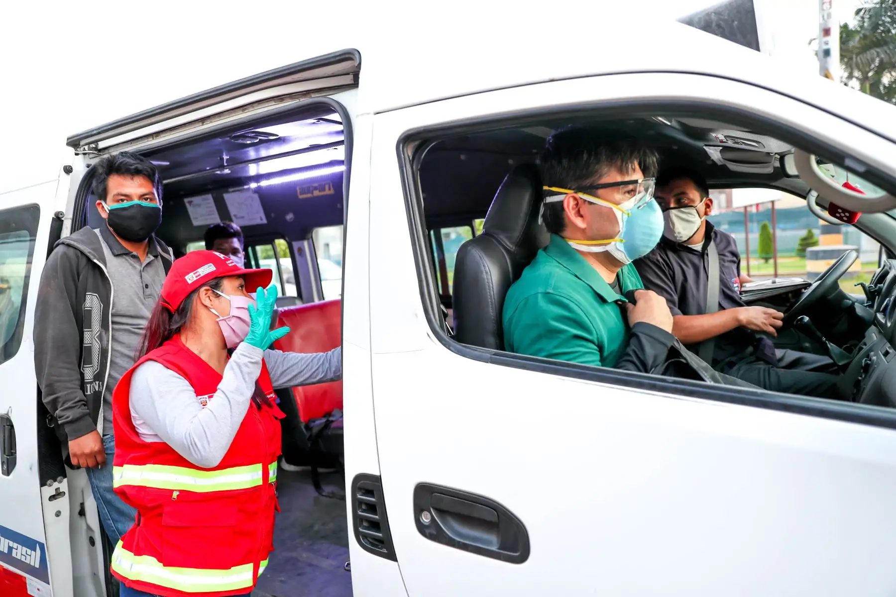 Ministro de Transportes y Comunicaciones, Carlos Lozada lidera operativo de fiscalización en San Miguel y Miraflores  junto a la Autoridad de Transporte Urbano ( ATU)  y la Municipalidad de Lima  para garantizar la aplicación de protocolos sanitarios en unidades de transporte público.
Foto: MTC