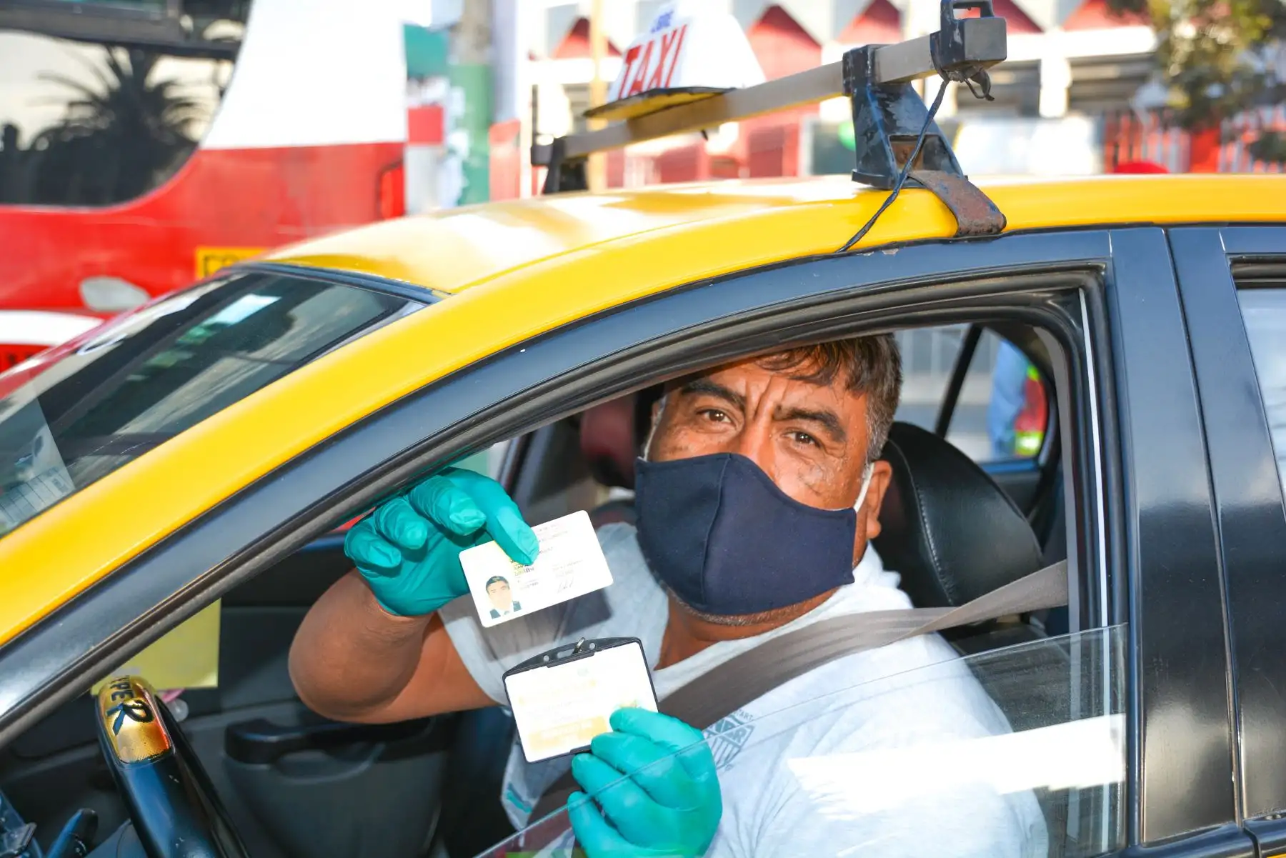 Ministro de Transportes y Comunicaciones, Carlos Lozada lidera operativo de fiscalización en San Miguel y Miraflores  junto a la Autoridad de Transporte Urbano ( ATU)  y la Municipalidad de Lima  para garantizar la aplicación de protocolos sanitarios en unidades de transporte público.
Foto: MTC