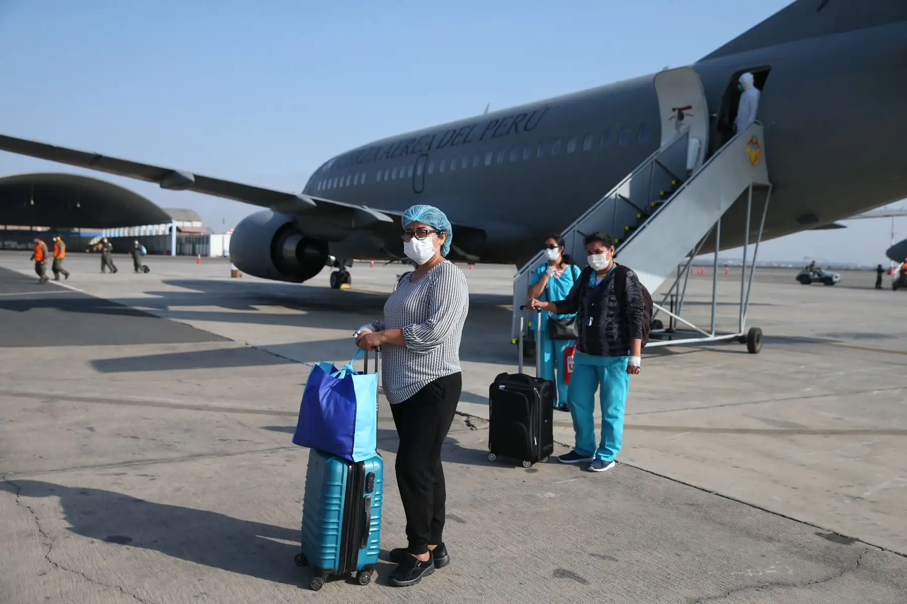 Aterrizó el vuelo procedente de Iquitos, que traslada a personal de salud, entre médicos y enfermeras, con diagnóstico de Covid-19. Foto: ANDINA /Jhonel Rodríguez Robles