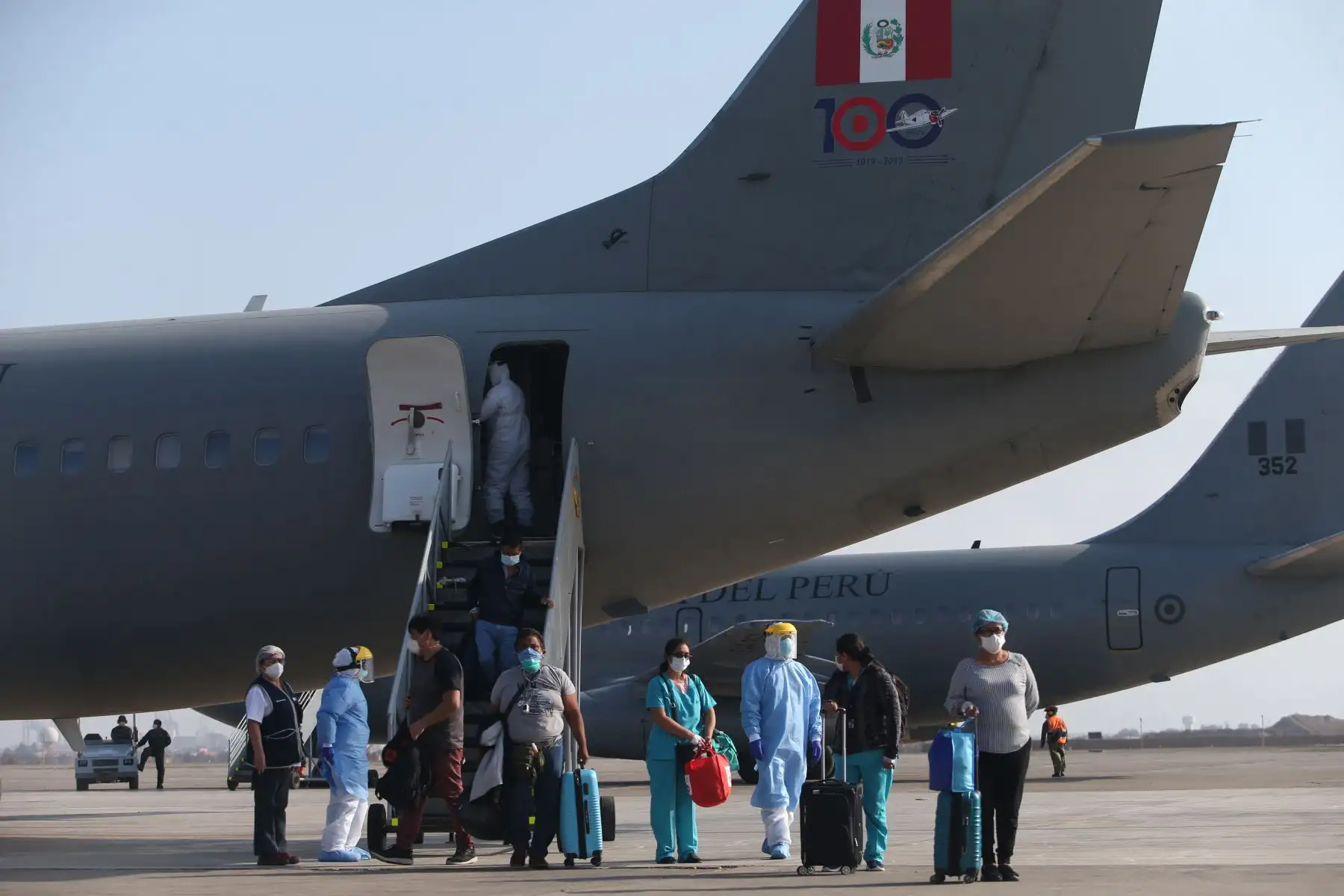 Aterrizó el vuelo procedente de Iquitos, que traslada a personal de salud, entre médicos y enfermeras, con diagnóstico de Covid-19. Foto: ANDINA /Jhonel Rodríguez Robles