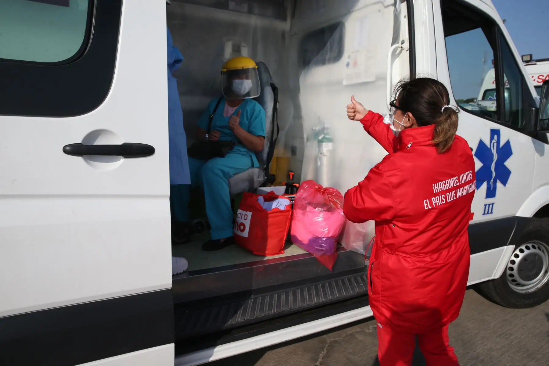 Aterrizó el vuelo procedente de Iquitos, que traslada a personal de salud, entre médicos y enfermeras, con diagnóstico de Covid-19. Foto: ANDINA /Jhonel Rodríguez Robles