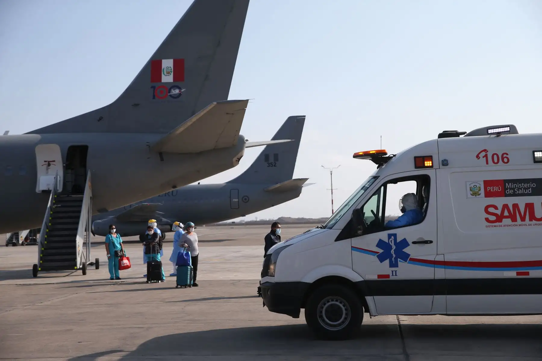 Aterrizó el vuelo procedente de Iquitos, que traslada a personal de salud, entre médicos y enfermeras, con diagnóstico de Covid-19. Foto: ANDINA /Jhonel Rodríguez Robles