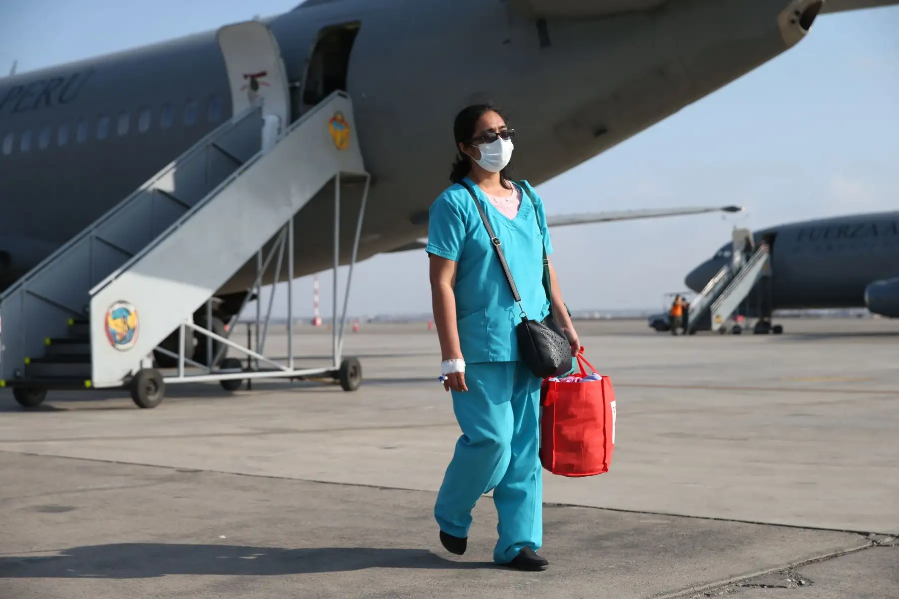 Aterrizó el vuelo procedente de Iquitos, que traslada a personal de salud, entre médicos y enfermeras, con diagnóstico de Covid-19. Foto: ANDINA /Jhonel Rodríguez Robles