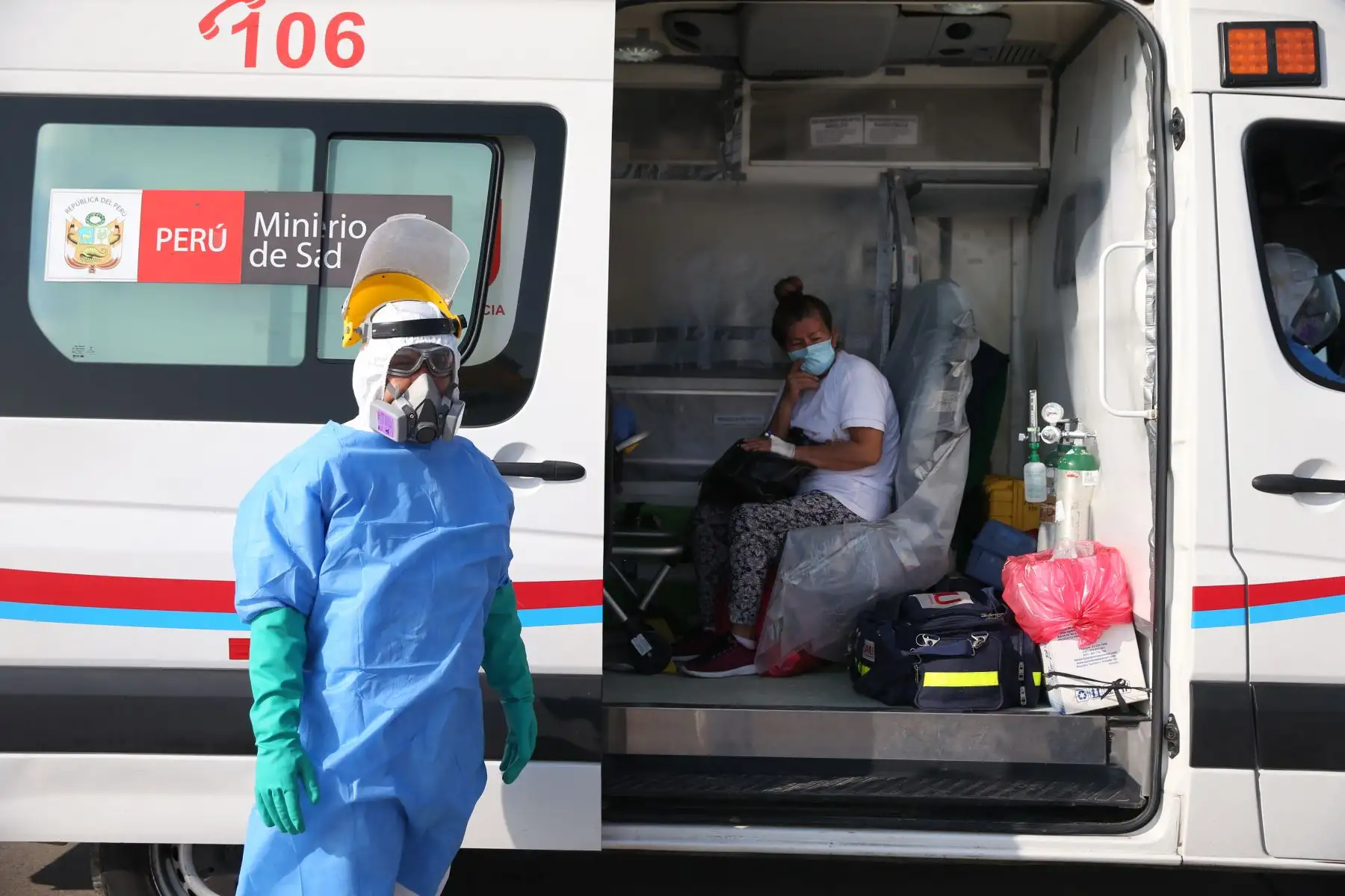 Aterrizó el vuelo procedente de Iquitos, que traslada a personal de salud, entre médicos y enfermeras, con diagnóstico de Covid-19. Foto: ANDINA /Jhonel Rodríguez Robles