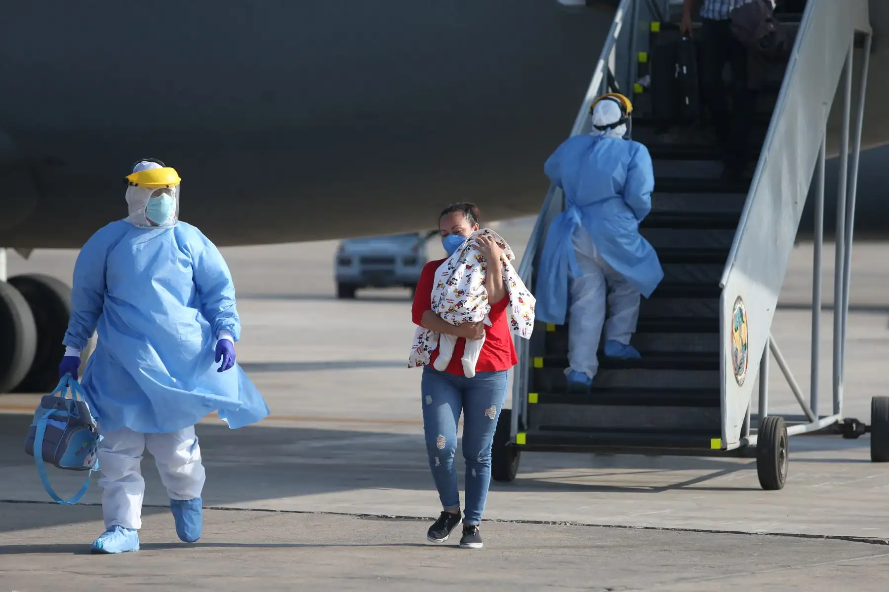 Aterrizó el vuelo procedente de Iquitos, que traslada a personal de salud, entre médicos y enfermeras, con diagnóstico de Covid-19. Foto: ANDINA /Jhonel Rodríguez Robles