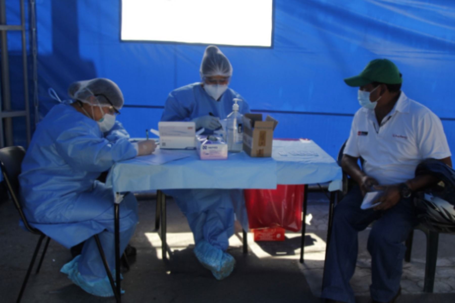 El personal de EsSalud Arequipa aplica 600 pruebas rápidas a pobladores del distrito de Majes, uno de los más poblados de la provincia de Caylloma.