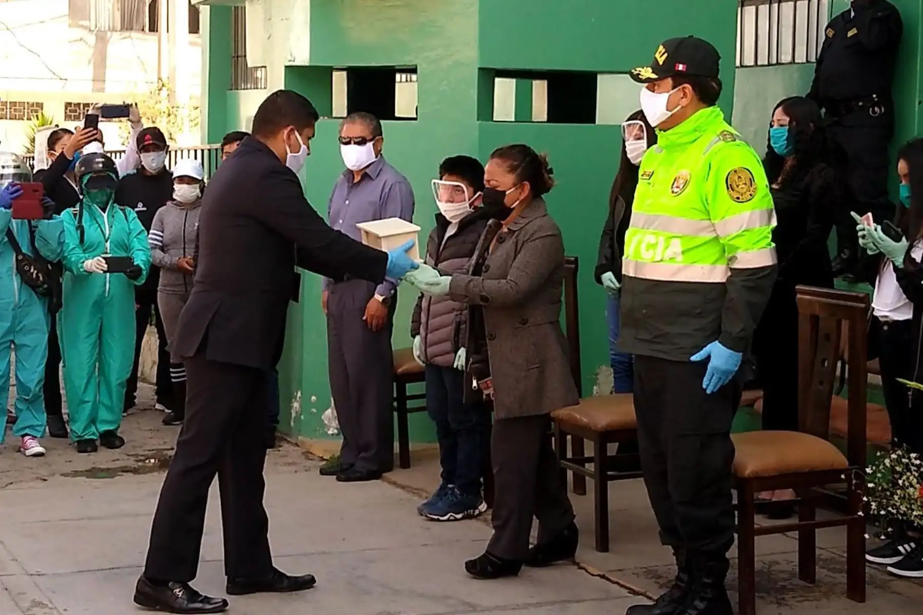 Comando y personal policial rindieron homenaje a efectivo PNP fallecido por coronavirus en la región Junín.