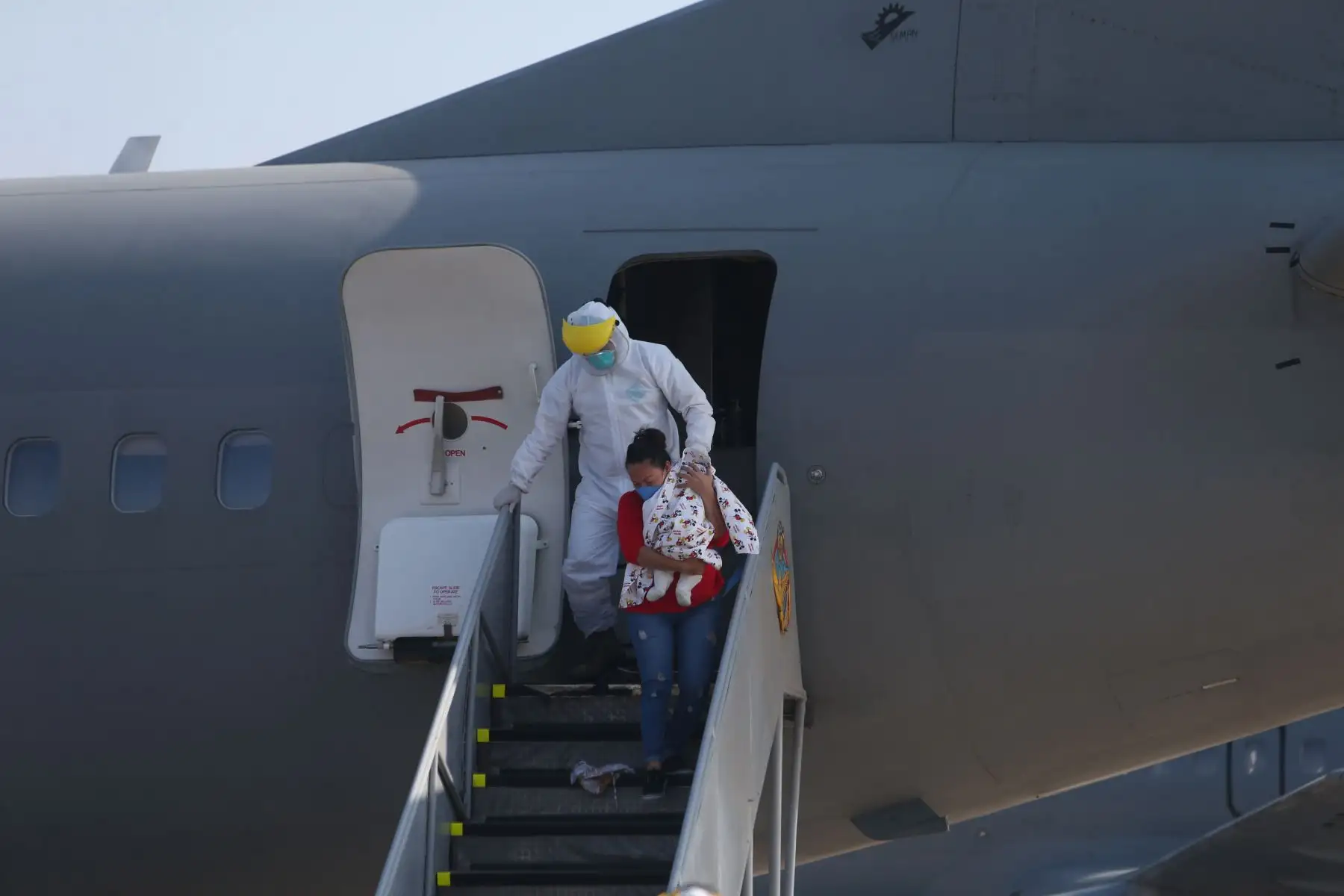 Aterrizó el vuelo procedente de Iquitos, que traslada a personal de salud, entre médicos y enfermeras, con diagnóstico de Covid-19. Foto: ANDINA /Jhonel Rodríguez Robles