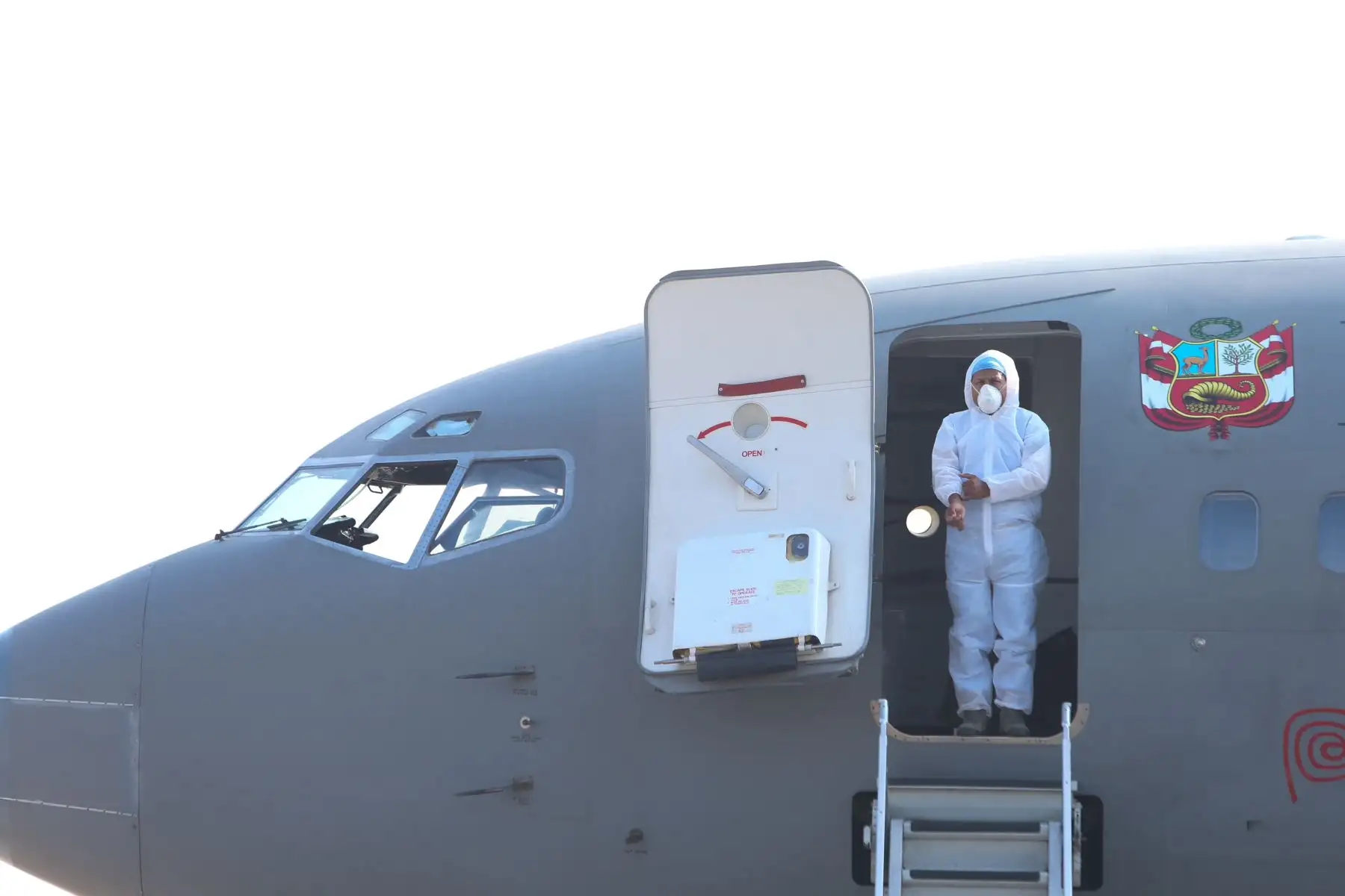 Aterrizó el vuelo procedente de Iquitos, que traslada a personal de salud, entre médicos y enfermeras, con diagnóstico de Covid-19. Foto: ANDINA /Jhonel Rodríguez Robles