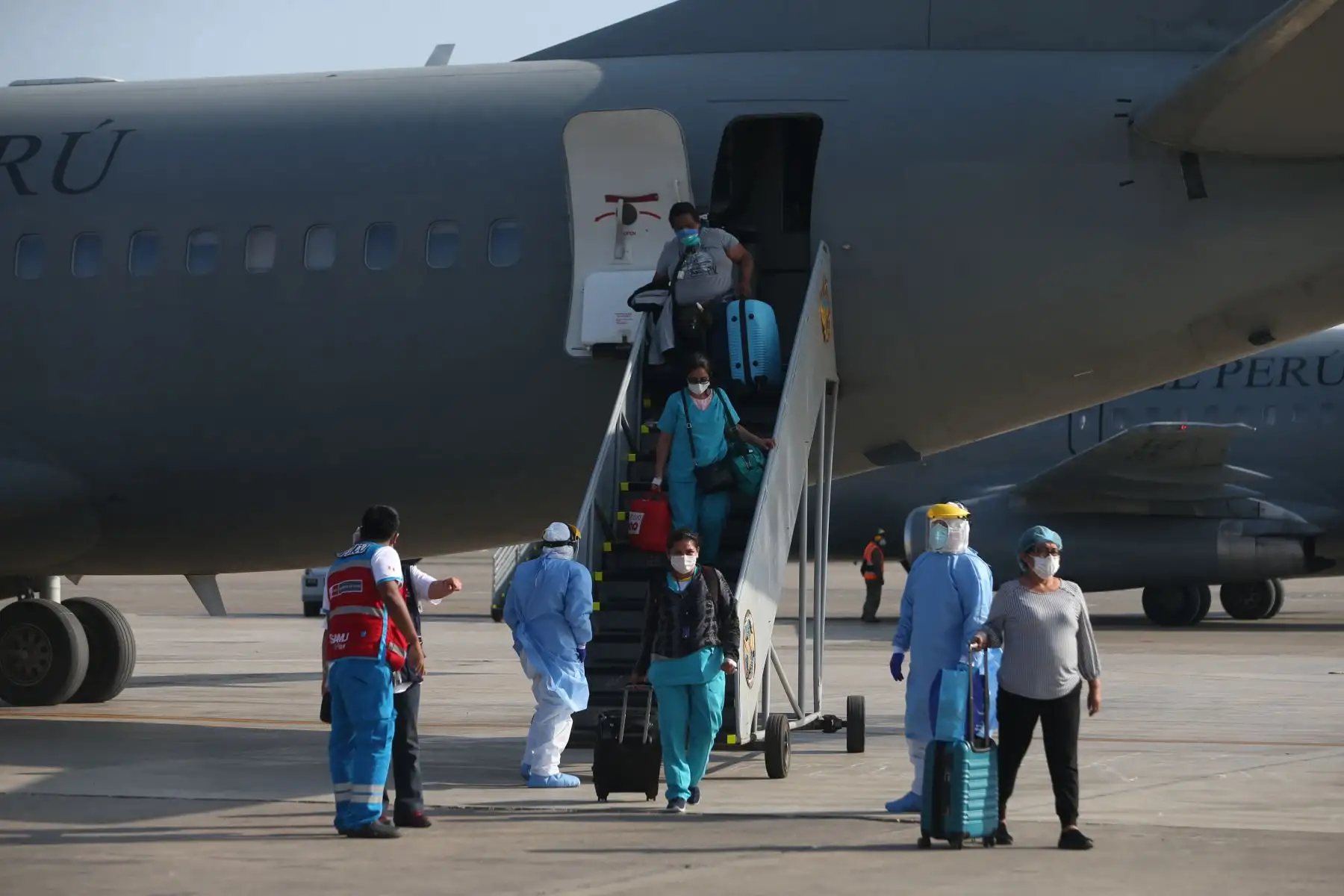 Aterrizó el vuelo procedente de Iquitos, que traslada a personal de salud, entre médicos y enfermeras, con diagnóstico de Covid-19. Foto: ANDINA /Jhonel Rodríguez Robles