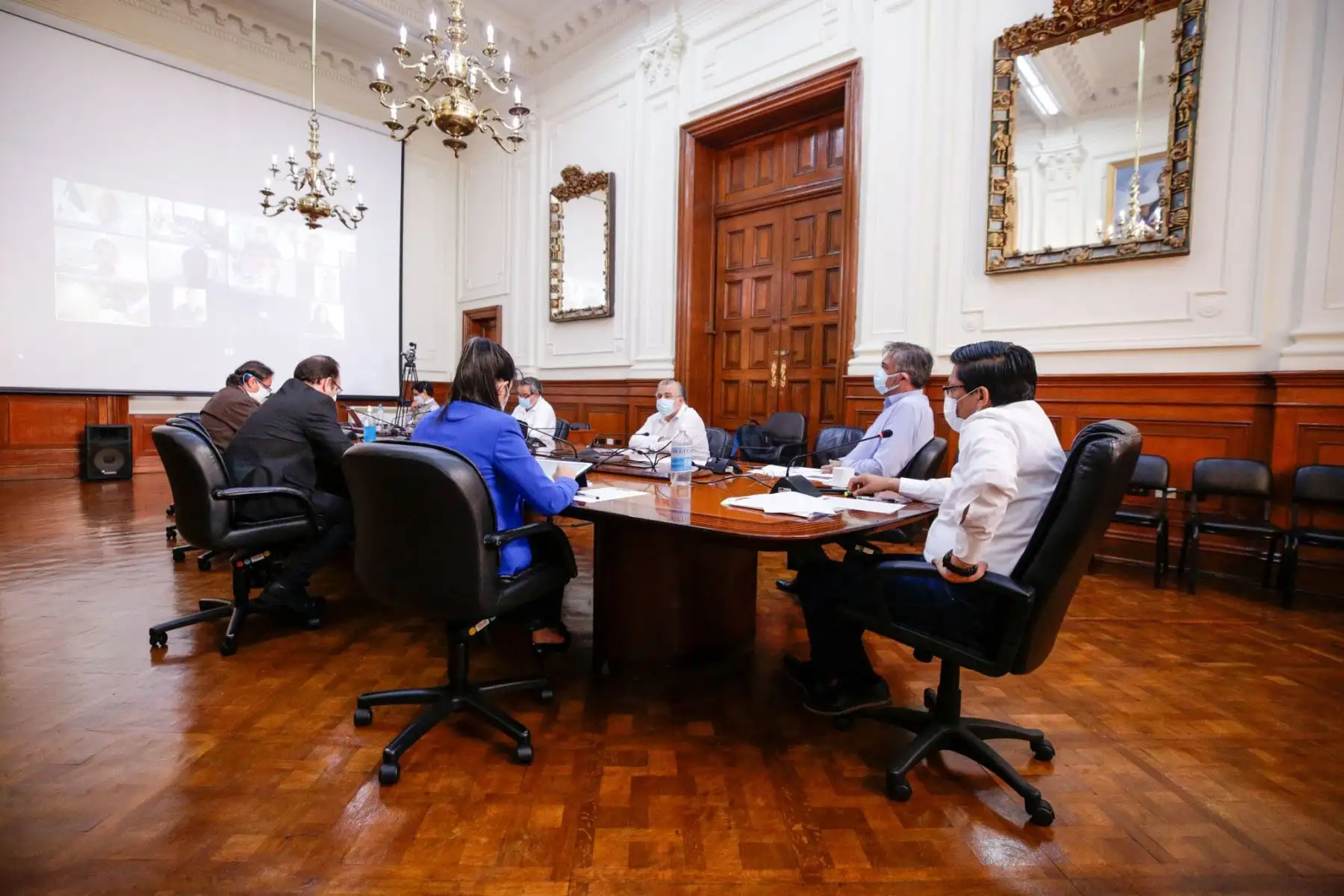 Titular de la PCM, Vicente Zeballos participa en videoconferencia con los representantes de las Mancomunidades de Lima. Se abordan temas como la reanudación de actividades económicas y la reactivación de la administración pública, en el marco de la emergencia por el COVIDー19.
Foto: PCM