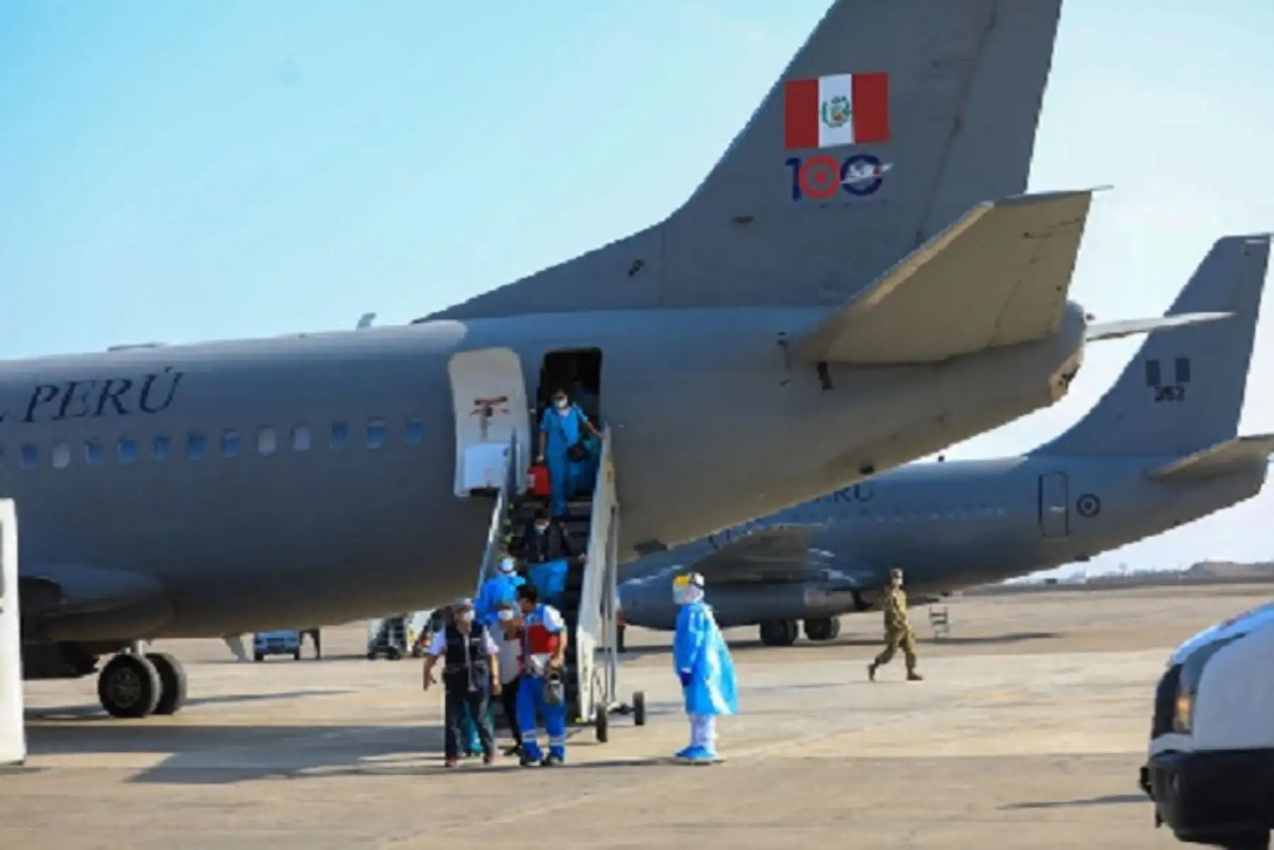 Personal de la salud y un bebé, contagiados de coronavirus, fueron trasladados desde Iquitos hasta Lima.