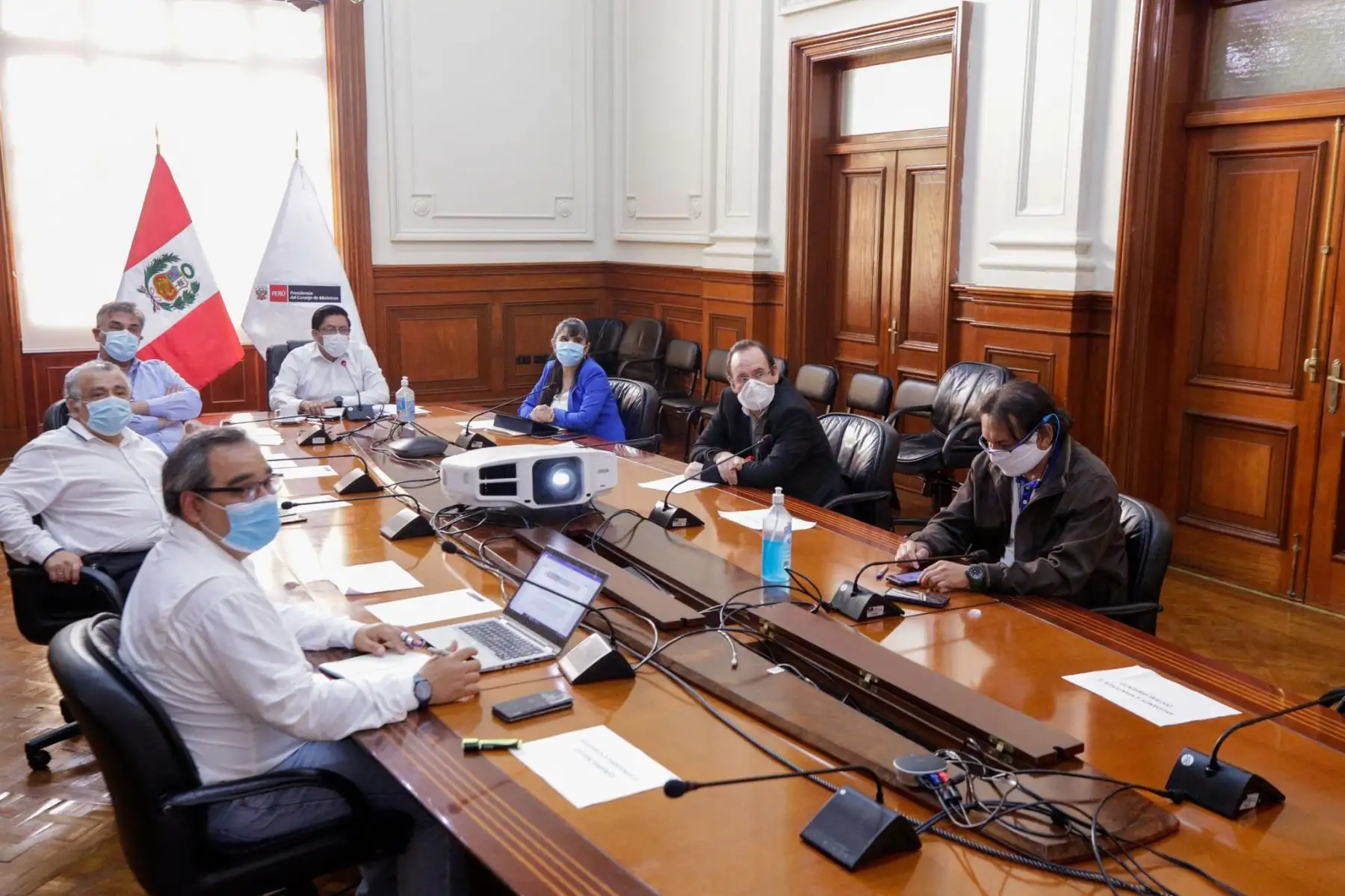 Titular de la PCM, Vicente Zeballos participa en videoconferencia con los representantes de las Mancomunidades de Lima. Se abordan temas como la reanudación de actividades económicas y la reactivación de la administración pública, en el marco de la emergencia por el COVIDー19.
Foto: PCM