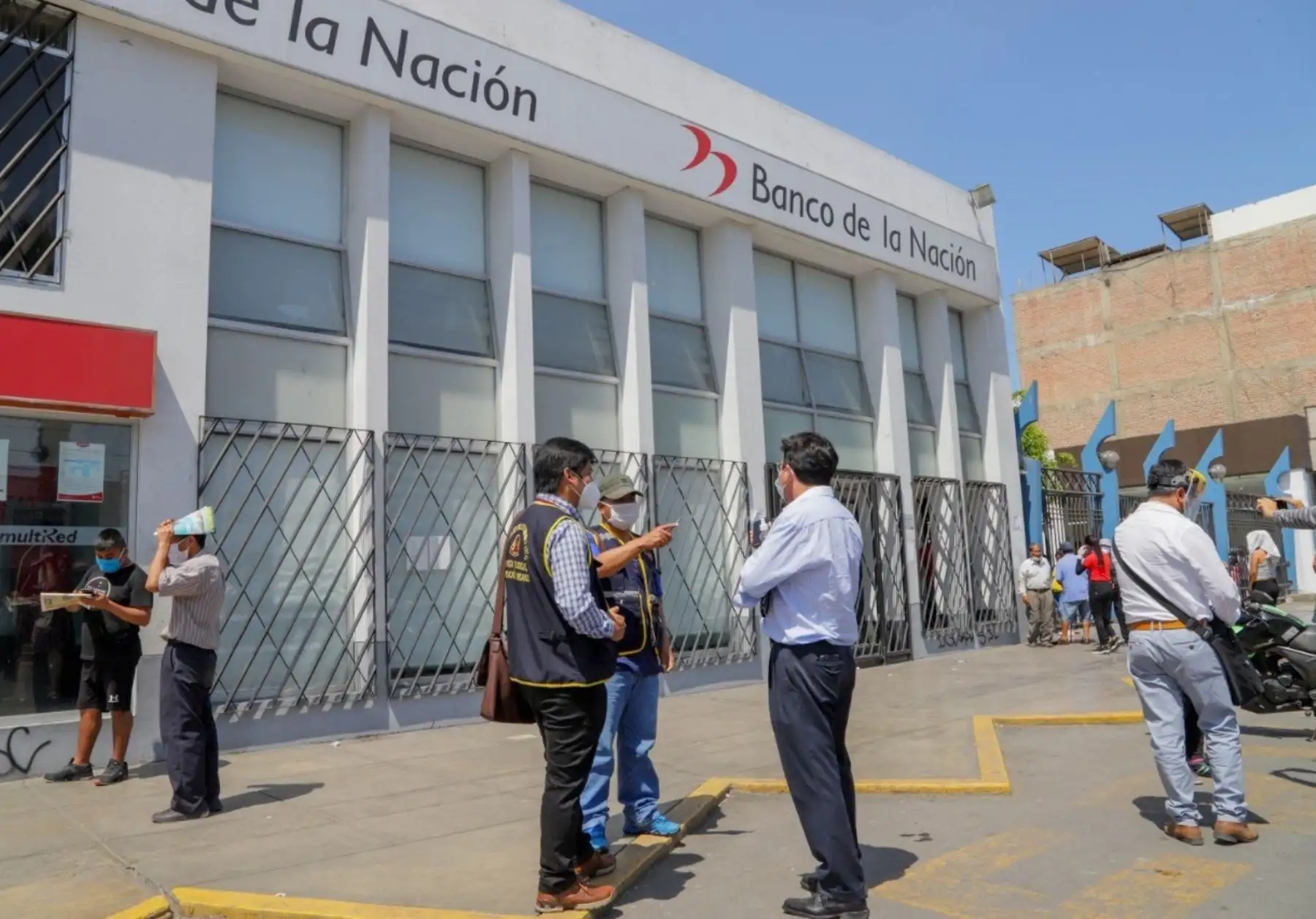 Municipalidad del Santa inspecciona bancos de Chimbote para verificar orden y distanciamiento social para evitar la propagación del coronavirus (covid-19). ANDINA/Difusión