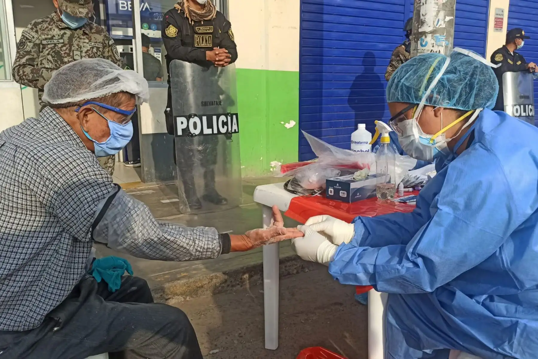 Ministerio de Salud realiza pruebas de descarte de  COVID - 19 a 100 comerciantes del mercado Micaela Bastidas de Villa María del Triunfo.
Foto: Diris Lima Sur