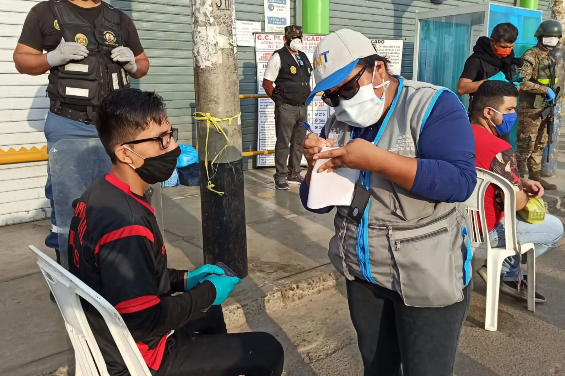 Ministerio de Salud realiza pruebas de descarte de  COVID - 19 a 100 comerciantes del mercado Micaela Bastidas de Villa María del Triunfo.
Foto: Diris Lima Sur
