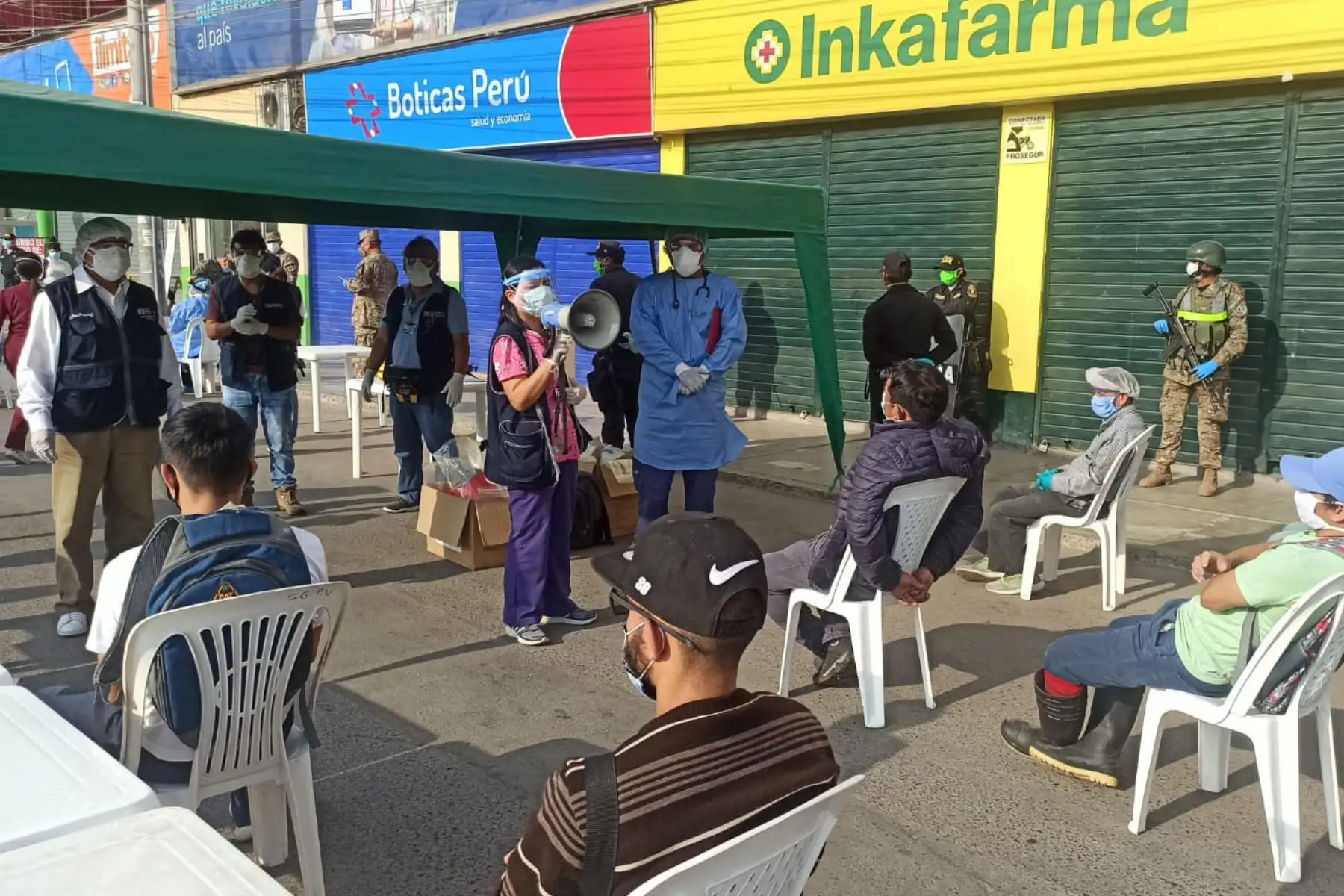 Ministerio de Salud realiza pruebas de descarte de  COVID - 19 a 100 comerciantes del mercado Micaela Bastidas de Villa María del Triunfo.
Foto: Diris Lima Sur