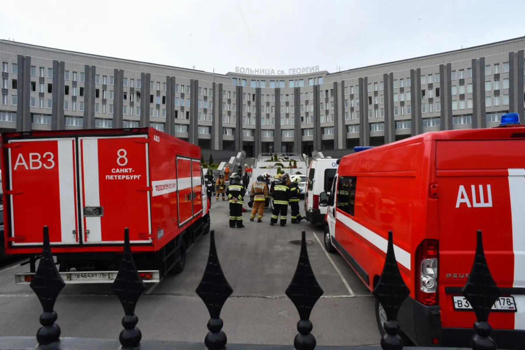 El personal de emergencias trabaja en el lugar de un incendio en el hospital Saint George en San Petersburgo el 12 de mayo de 2020. - Un incendio en un hospital en la segunda ciudad rusa de San Petersburgo el 12 de mayo mató a cinco pacientes con coronavirus que habían sido conectados a ventiladores
(Foto por Olga MALTSEVA / AFP)