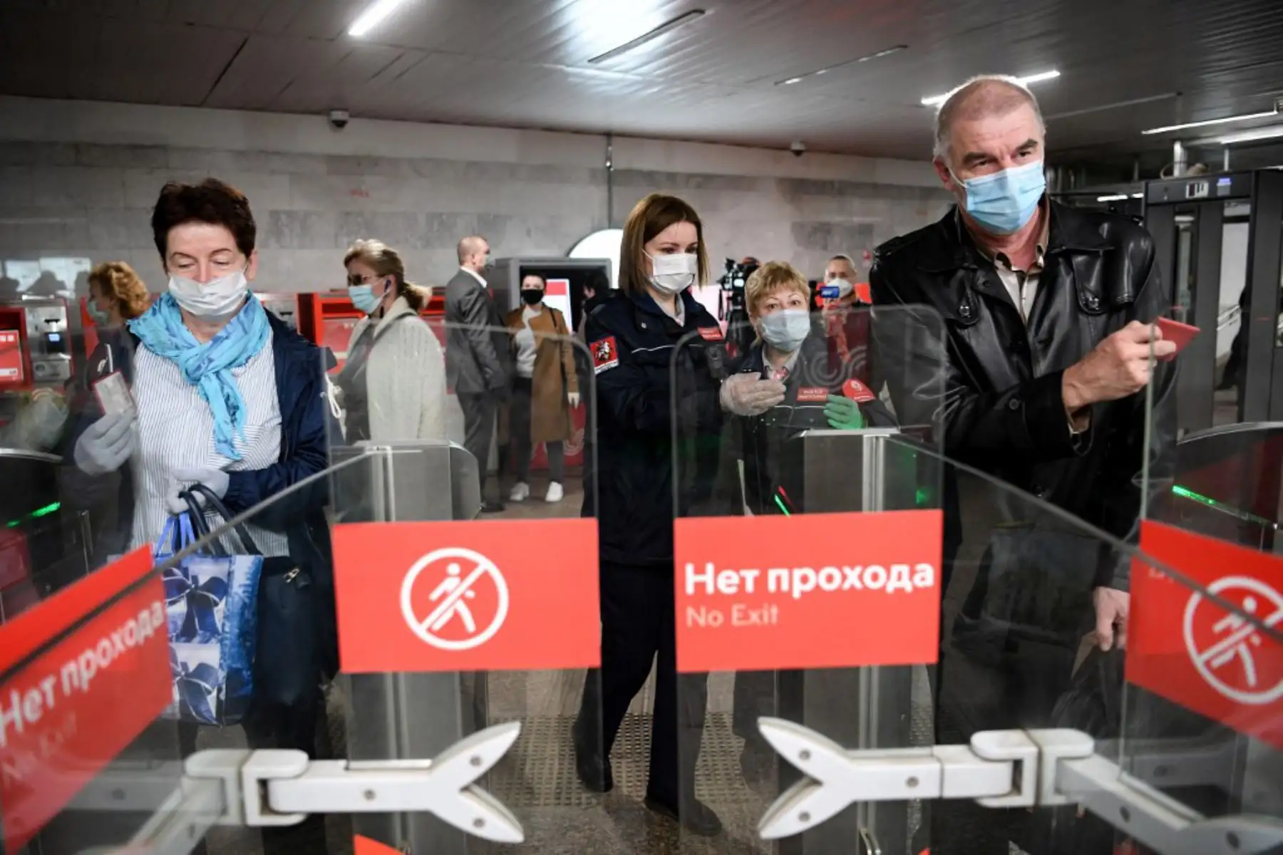 Las personas usan máscaras faciales y caminan por las puerta la estación de metro Savyolovskaya en el primer día de uso obligatorio de máscaras y guantes en el transporte público de Moscú, en Moscú el 12 de mayo de 2020, en medio de la pandemia de coronavirus. 

(Foto por Kirill KUDRYAVTSEV / AFP)