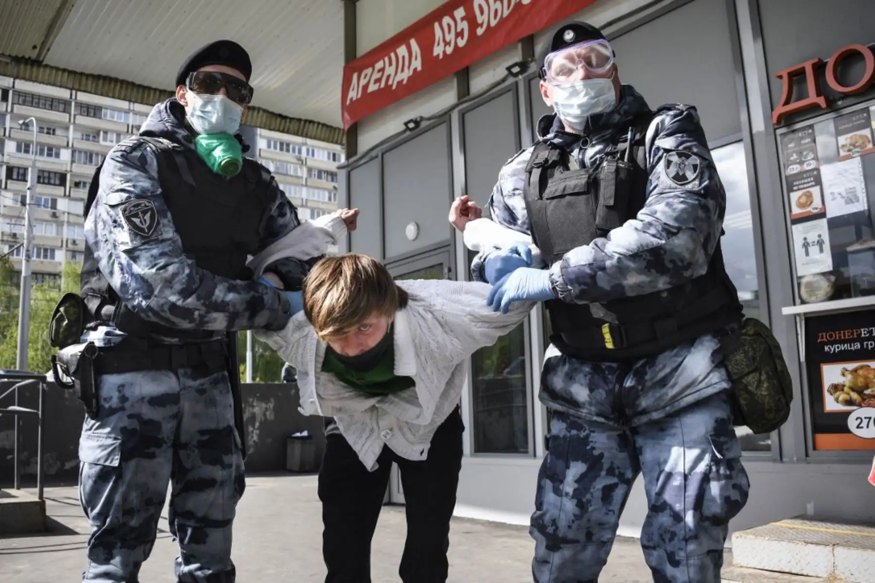 Militares de la Guardia Nacional (Rosgvardia) detienen a un hombre por desobediencia hacia ellos frente a un supermercado en Moscú el 13 de mayo de 2020, en medio del brote de COVID-19, causado por el nuevo coronavirus.

(Foto por Alexander NEMENOV / AFP)