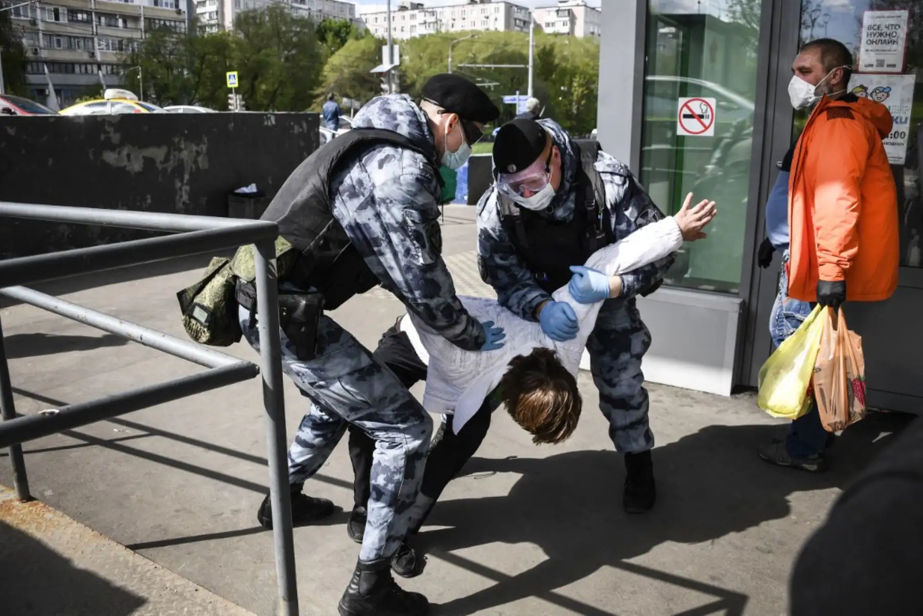 Militares de la Guardia Nacional (Rosgvardia) detienen a un hombre por desobediencia hacia ellos frente a un supermercado en Moscú el 13 de mayo de 2020, en medio del brote de COVID-19, causado por el nuevo coronavirus. - 

(Foto por Alexander NEMENOV / AFP)