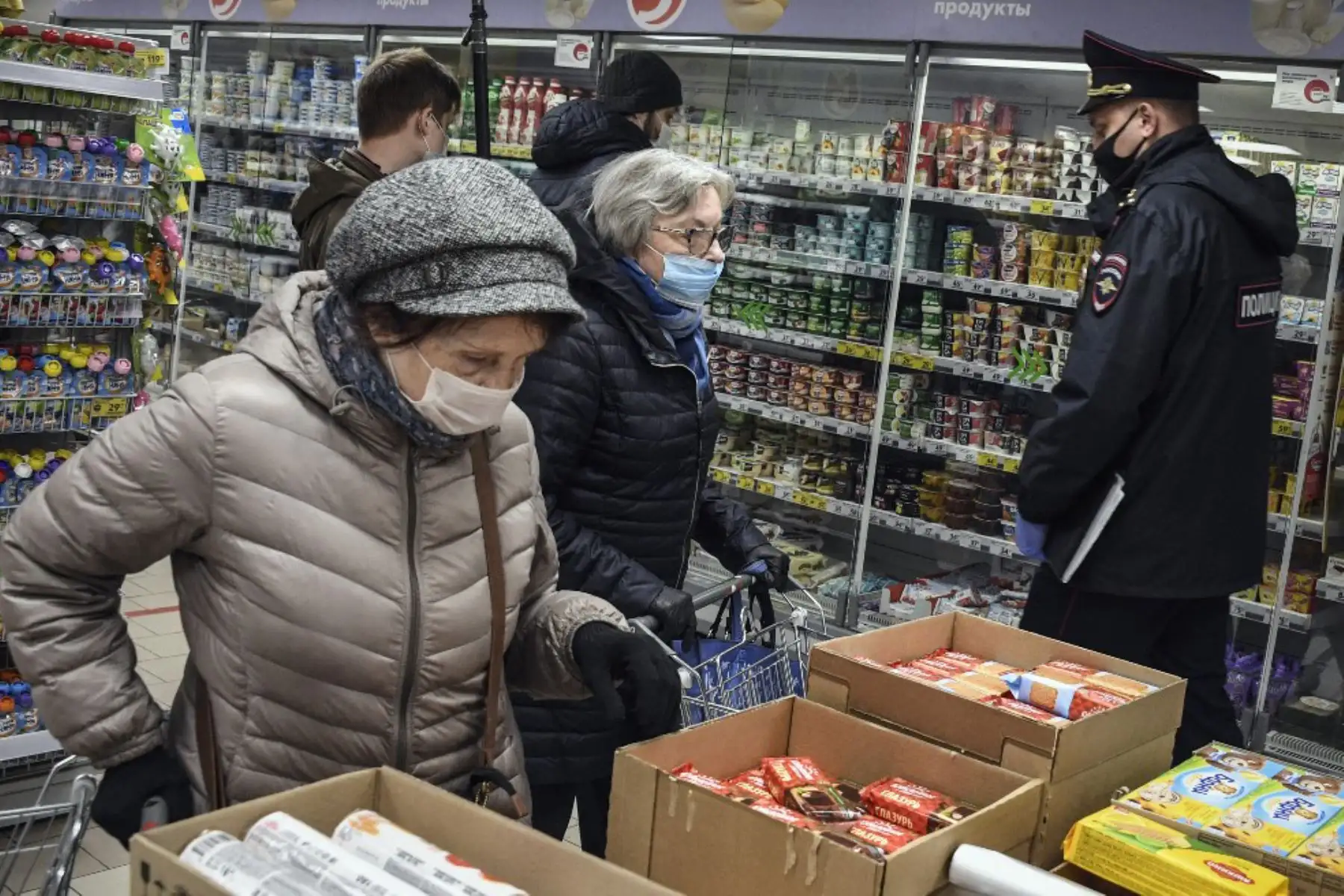 Un oficial de la policía rusa que lleva una máscara protectora, patrulla dentro de un supermercado en Moscú, en medio de la propagación del coronavirus COVID-19. - 

(Foto por Alexander NEMENOV / AFP)