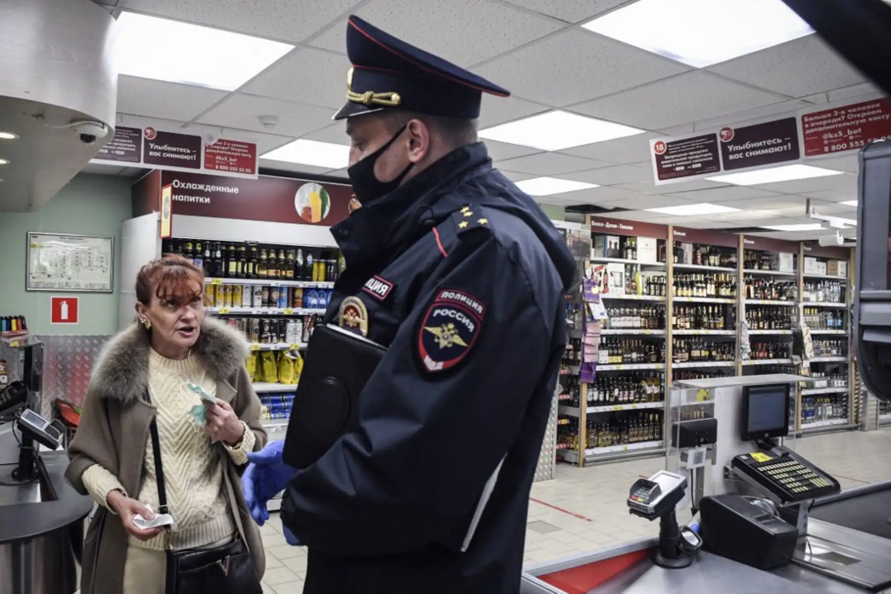 Un oficial de la policía rusa que lleva una máscara protectora, patrulla dentro de un supermercado en Moscú, en medio de la propagación del coronavirus COVID-19. - 

(Foto por Alexander NEMENOV / AFP)